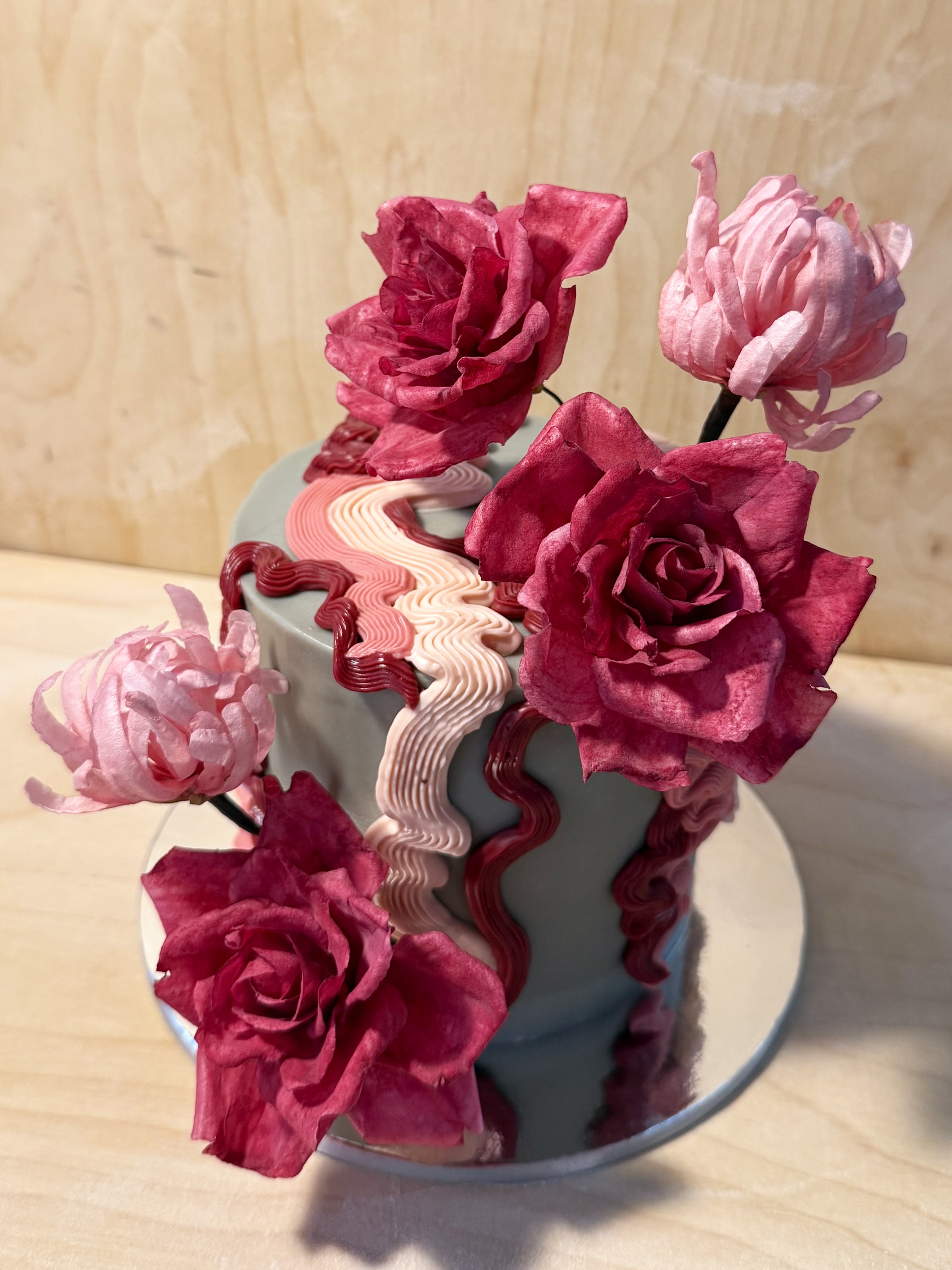 🌸🌸🌸
Layers of orange–Earl Grey cake, burnt caramel buttercream, and flowers made petal by petal ✨
#cakesph #customcakesph #waferpaperflowers #bakeryph