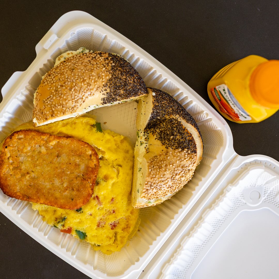 Everything your morning was hoping would show up. đł
A feta-filled Greek Omelette with tomato, onions, and peppers, plus crispy hash browns, bacon, and your choice of bagel or bread⊠We suggest a bagel đ #BagelsonPark
#bagel #hudsoncounty #njeats #nyceats