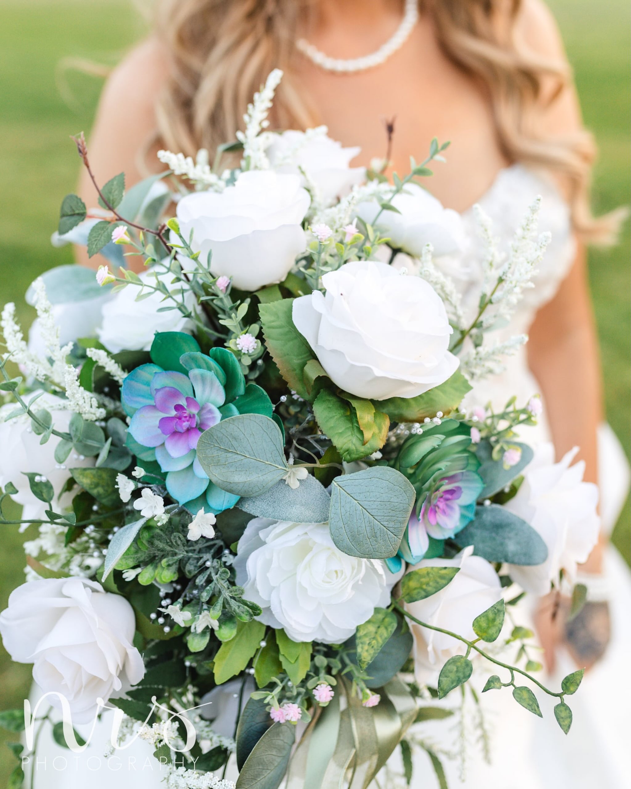 The flowers are always my favorite details. 💚🤍🩵💙
#nrscouplesandweddings