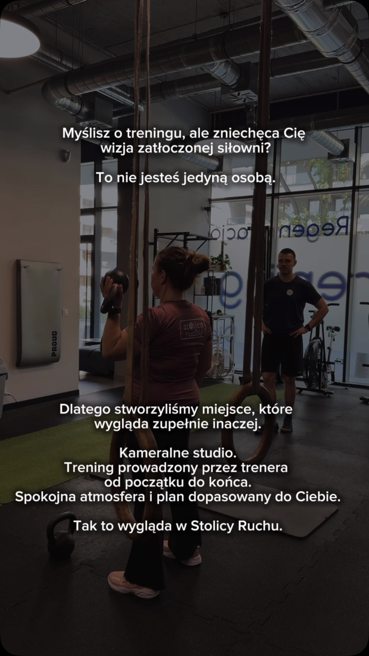 Nie każdy odnajduje się na dużej siłowni.
Dla wielu osób największą przeszkodą nie jest brak motywacji, tylko tłok, skrępowanie i poczucie, że nie wiedzą, od czego zacząć.
Właśnie dlatego stworzyliśmy Stolicę Ruchu.
✔️ Kameralne studio zamiast zatłoczonej siłowni.
✔️ Trening prowadzony przez trenera od początku do końca.
✔️ Plan dopasowany do Twoich możliwości i celu.
✔️ Spokojna atmosfera, w której możesz skupić się na sobie.
Nie musisz mieć kondycji.
Nie musisz wiedzieć, jak ćwiczyć.
Nie musisz czuć się pewnie.
Od tego jesteśmy my.
Jeśli szukasz miejsca, w którym zrobisz pierwszy krok bez stresu, napisz do nas. Chętnie opowiemy, jak wygląda pierwszy trening. 🤝
#treningpersonalny #treningwarszawa #warszawawola #treningmedyczny #stolicaruchu ruchbezbólu powrótdoformy