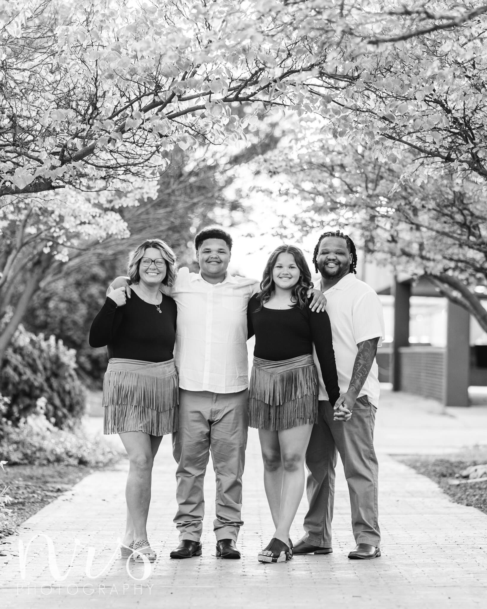These are the Baxters.
They updated their family photos.
Be like the Baxter family.
Book your session. 🤭🧡🖤
#nrsfamiliesandchildren