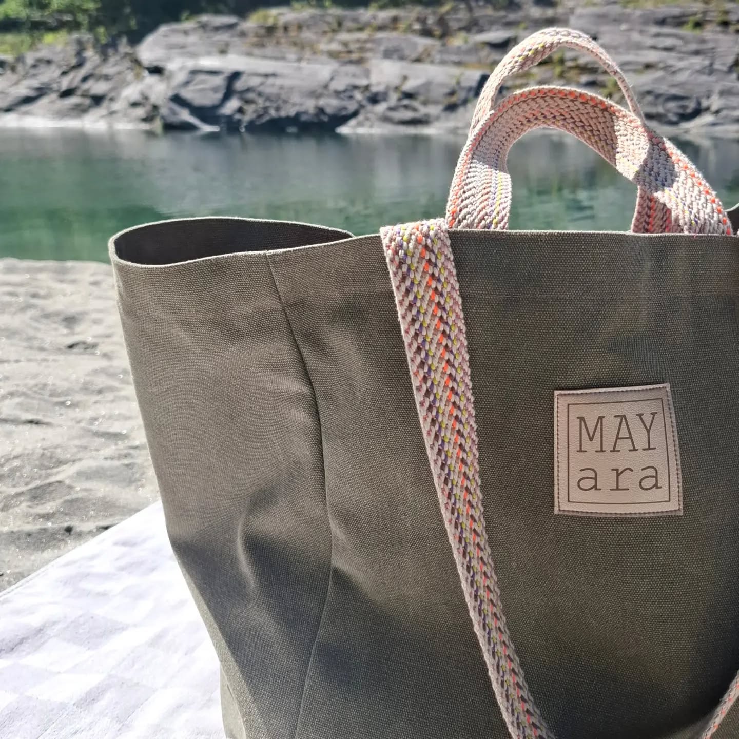 "Large Bag" von @kreando.ch
Ich hab mir dieses Jahr eine neue Badetasche genäht.
Zuerst hat sie für die Autofahrt praktisch als zusätzliches Gepäckstück für Schuhe und sonstigen KrimsKrams gedient.
Jetzt ist sie mein täglicher Begleiter im Maggiatal.
Aussen Heavy Canvas und innen Rucksacknylon, abgerundet mit dem bunten Gurtband.. alles gekauft bei @kreando.
#kreando #kreandolargebag #Badetasche #ateliermayara