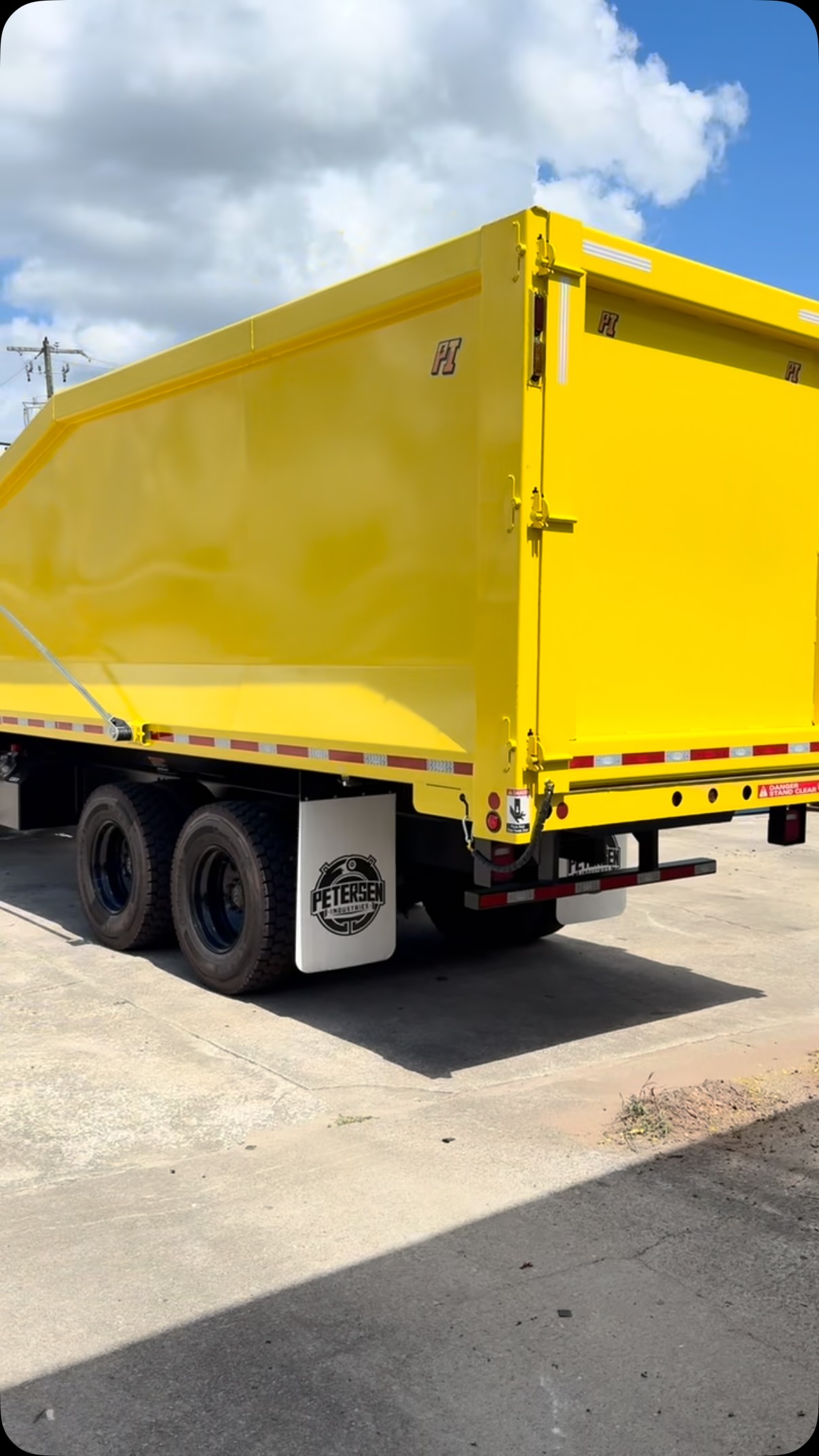 Hello beautiful! @dumpsterdads just expanded their fleet with not one, but two Petersen Atlas Loaders! Beasts for their daily roll off and hook lift operations. Thanks for trusting @amickequipment on these custom built beauties! #wearethecarolinas
.
.
.
.
.
.
.
๐ @petersenindustriesinc Atlas Loader AL-2
๐ Lexington, SC & Mebane, NC
๐ธ @davidmhull87
#refusetruck #streetsweeper #grappletruck