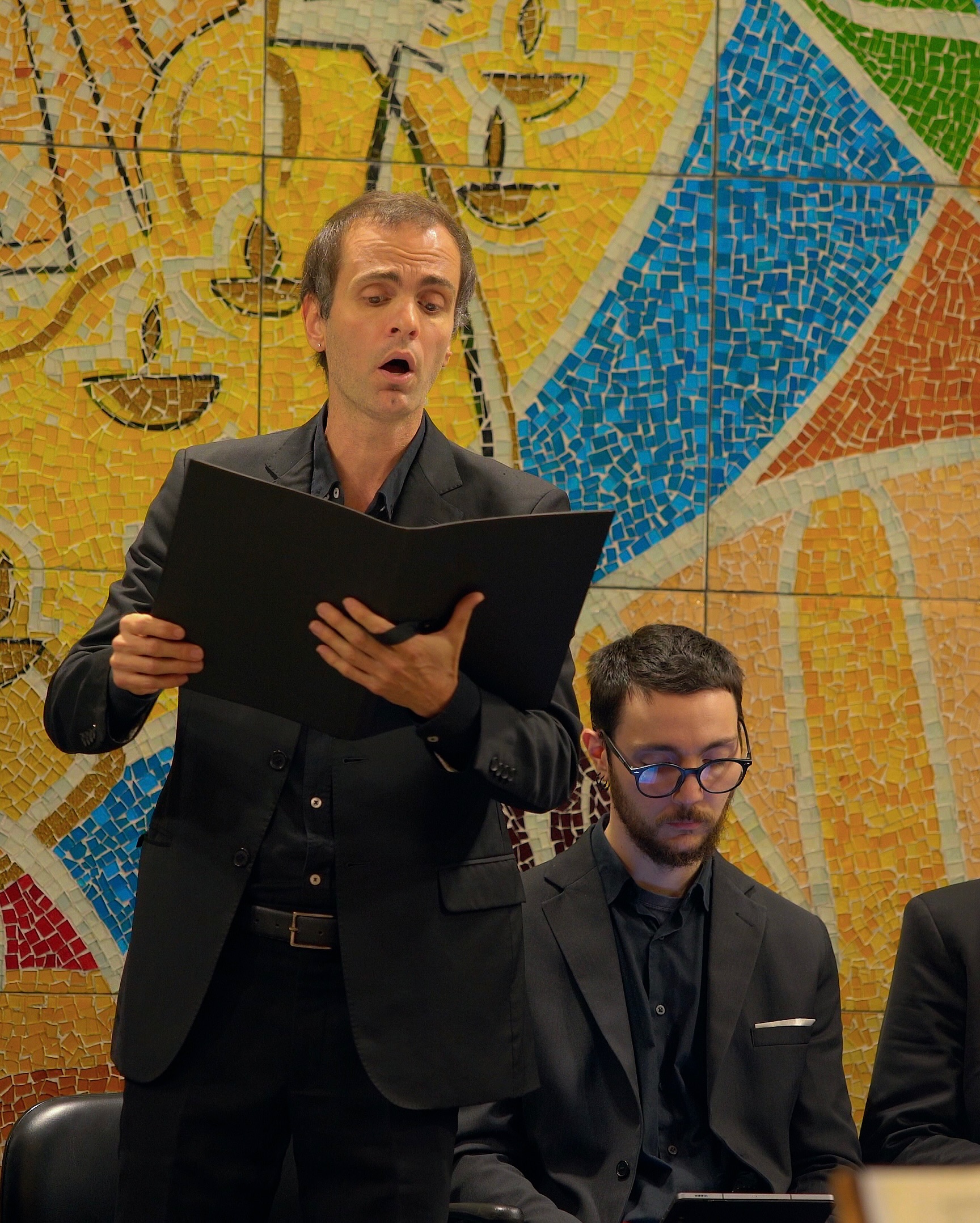 SOLISTAS NO NOSSO ÚLTIMOS CONCERTO | No dia 20 de julho temos mais música com obras de Vivaldi tocada em instrumentos de época. Confira na bio o concerto “VIVALDI - Armonia e Invenzione”. @bachbrasil
AS fotos são DO concerto na Igreja Universitária Cristo Mestre (PUCRS). A Bach Society Brasil apresentou “Jesus, Alegria dos Homens”.
Obrigado a todos que estiveram na plateia — esse encontro com a música de Bach em instrumentos de época é o que dá sentido ao nosso trabalho.
Gratidão especial aos patrocinadores Hertz Farmacêutica e Blueville, parceiros essenciais desta realização.
Fernando Cordella @cordellafernando, cravo e direção
Maria Carla Pino @mariacarlapinosoprano (Brasil/Alemanha), soprano
Diana Danieli @diana_danieli_, contralto
Aníbal Mancini @anibalmancini (RJ), tenor
Daniel Germano @odanielgermano, baixo
Bruno Lourensetto @brunolourensetto, trompete barroco
Giovani dos Santos @giobaroque, violino barroco
Márcio Cecconello @cecconello.marcio, violino barroco
Letizia Roa @laetitiaroa, violino barroco
Vinícius Nogueira @vinigueira1, violino barroco
Renata Bernardino @renatabernardino, violino barroco
João Senna @joaosennaviola, viola
Marlise Goidanich @marlisegoidanich, violoncelo
Pablo Schinke @pablo.schinke, violoncelo
Ezequiel de Paula @ezequielmdepaula, violone
Michele Favaro (Itália), oboé barroco
Érico Marques @ericomarquesoboe, oboé
Andiara Mumbach @andiaramumbach, soprano
Rodrigo Bloch @rodrigorbloch, contratenor
Alexandre Kreismann @kreismannalexandre, tenor
Mauro Pontes @mauropontescardio, baixo
Projeto: Luz e Sombra: A Estética Barroca em Música
Realização: Sociedade Bach Brasil
Patrocínio: Hertz Farmacêutica e Blueville
Apoio: PUCRS Cultura, Goethe Institut, Instituto Ecossis, EROICA e Badermann Arquitetos Associados
Produção Cultural: Conecta Cultura
Comunicação: EROICA
Financiamento: PRÓ-CULTURA, Governo do Estado do Rio Grande do Sul, por meio da Secretaria de Estado da Cultura
#proculturars e @sedac_rs #bachbrasil #bachsocieybrasil #blueville @pastoralpucrs @pucrscultura