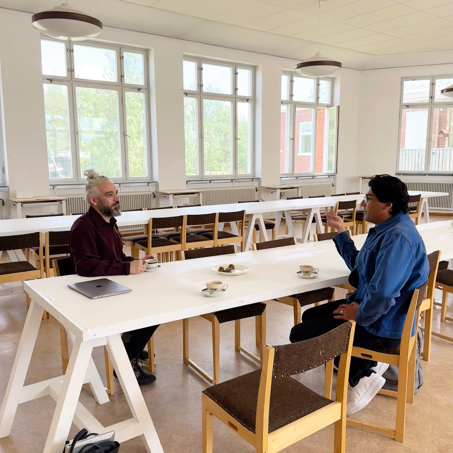 Reshare • skadebanan_norrbotten ✨
Idag har vi hängt i Moskosel!
Vi hälsade på Gonçalo Marques på @moskoselcreativelab och fick se den kreativa miljö de byggt upp, samtidigt som vi pratade om värdet av möten, landsbygdsutveckling, samverkan och hur vi tillsammans kan skapa fler möjligheter för kulturen att växa i Norrbotten.
—
- Stort tack för fint besök skadebanan_norrbotten! ✨
