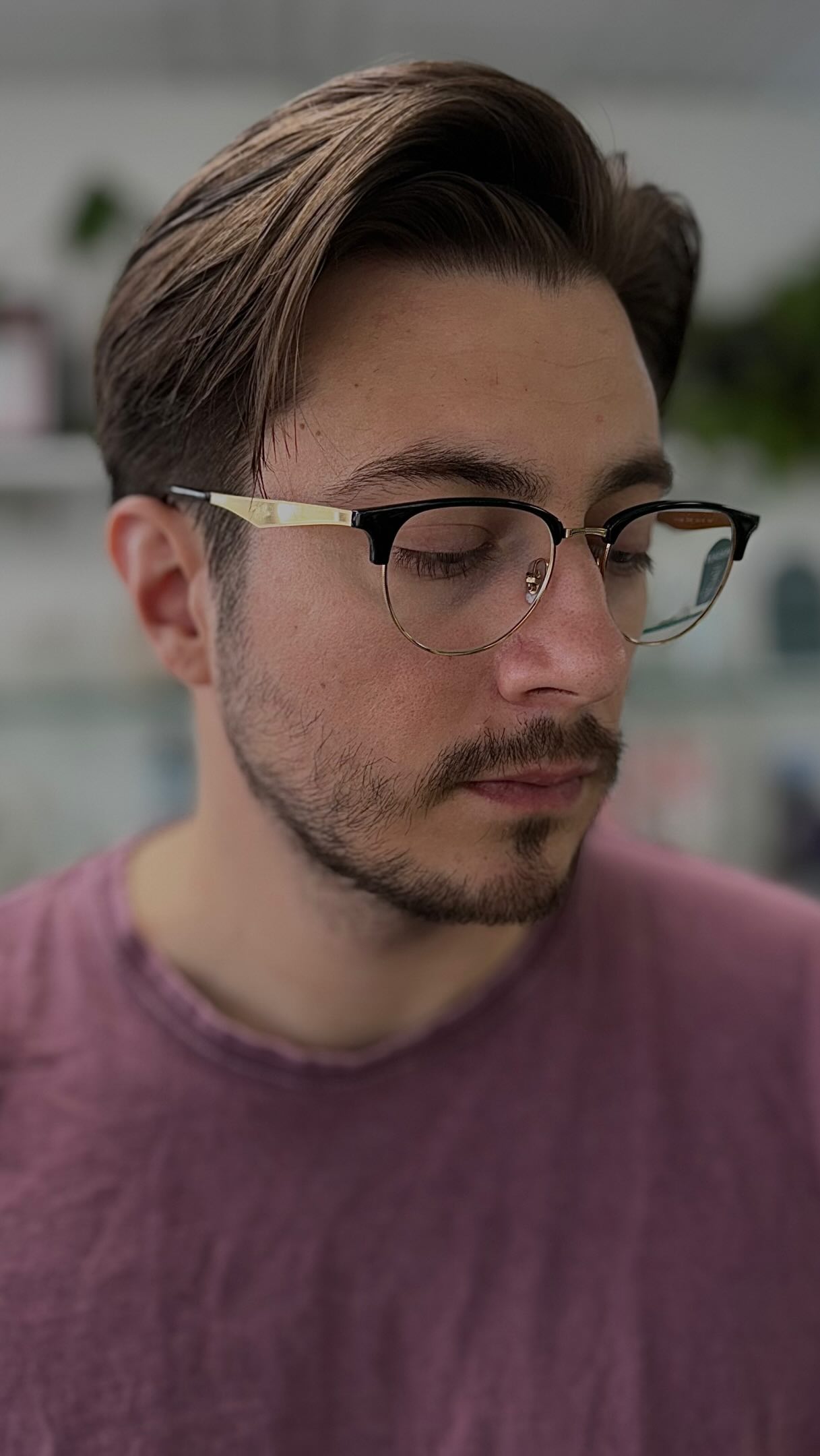 A modern gentleman’s cut with a soft taper and textured top.
No harsh lines. No overdone fades. Just clean craftsmanship and a haircut that’s built to fit you, not the latest trend. ✂️