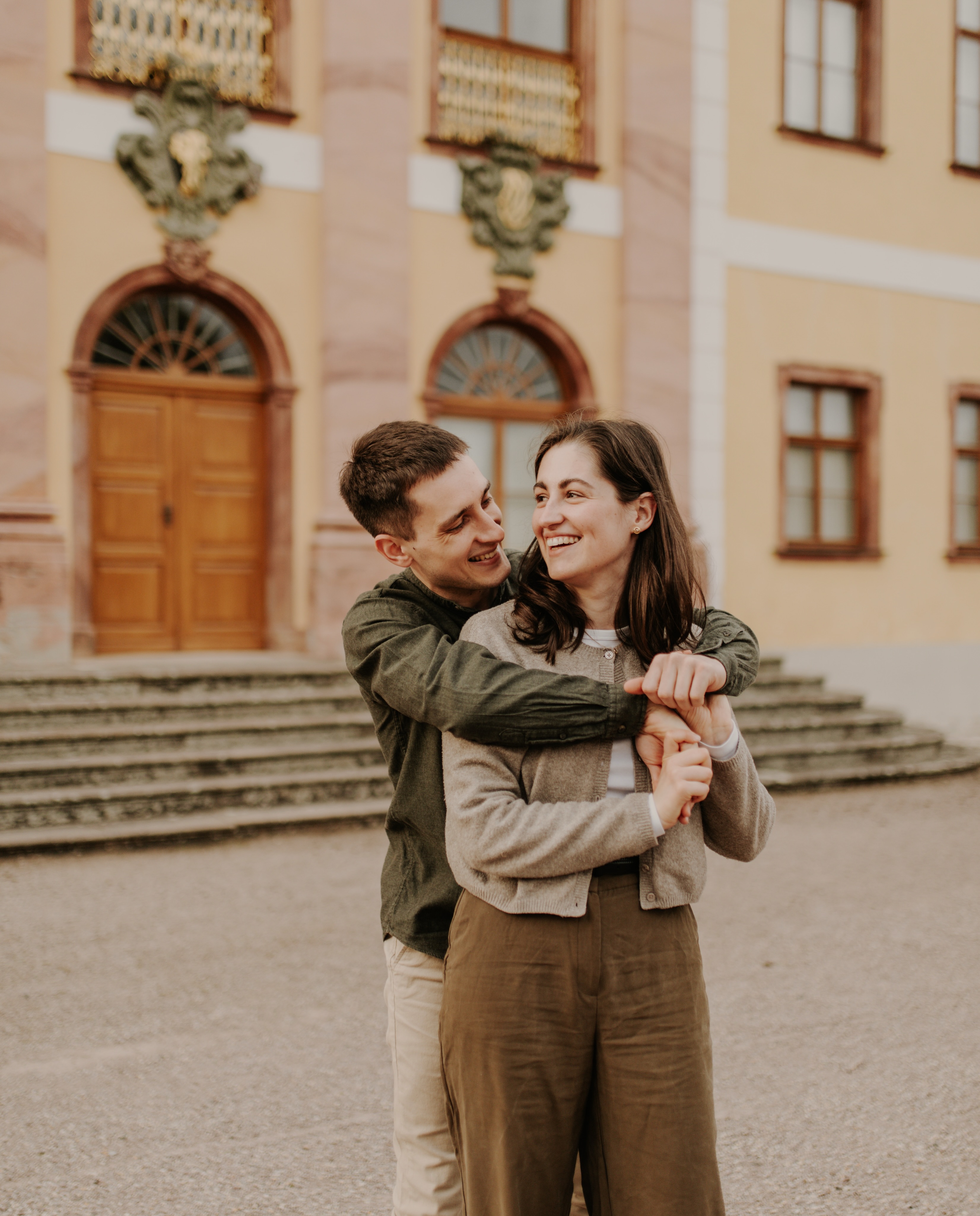 Nach fast jedem Kennenlernshooting begegnet mir eine ähnliche Rückmeldung.
Dass die Vorfreude auf die Hochzeit danach noch einmal ein Stück größer geworden ist.
Und ich glaube, genau darin liegt der wahre Sinn eines Kennenlernshootings.
Es geht nicht darum, schon einmal vor der Kamera zu üben oder möglichst perfekte Bilder zu machen.
Es geht darum, dass wir uns kennenlernen. Dass ihr erlebt, wie leicht und entspannt sich eine gemeinsame Fotosession anfühlt. Dass die anfängliche Unsicherheit ganz von allein verschwindet und ihr merkt, dass ihr einfach ihr selbst sein dürft.
Wenn wir uns an eurem Hochzeitstag wiedersehen, fühlt sich vieles schon vertraut an. Ihr wisst, wie ich arbeite, ich kenne euch ein kleines Stück besser und ihr könnt euch ganz aufeinander und euren Tag konzentrieren.
Ihr müsst euch keine Gedanken mehr darüber machen, wie sich das Fotografieren anfühlt. Dieses Vertrauen ist bereits da und genau deshalb könnt ihr euren Tag viel bewusster genießen.
Für mich ist ein Kennenlernshooting deshalb kein Pflichtpunkt und auch kein zusätzlicher Programmpunkt. Es ist eine Einladung, schon vor eurem Hochzeitstag gemeinsame Erinnerungen zu schaffen und mit einem richtig guten Gefühl in diesen besonderen Tag zu starten. 🤍