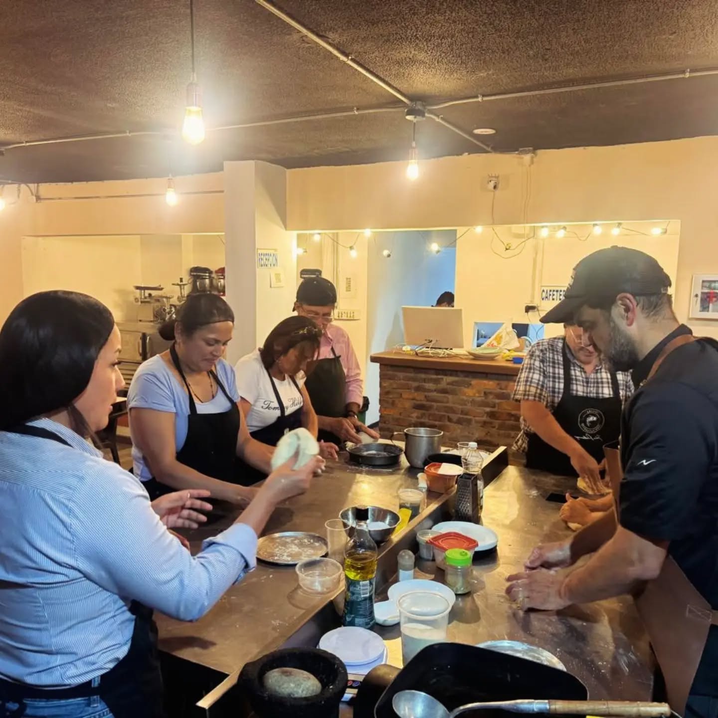 ¡Muchas gracias a todos los participantes del Taller de Pizzas con el chef @chef_cristiankollrich Fue una experiencia llena de aprendizaje, creatividad y sabor, donde compartimos técnicas, pasión y momentos muy especiales.
#Gracias #Agradecimiento #TallerDePizzas #PizzaLovers #PizzaWorkshop ChefCristianKollrich CocinaCreativa AprenderCocinando ExperienciaGastronomica FoodLovers BogotaGastronomica Asonalchefs