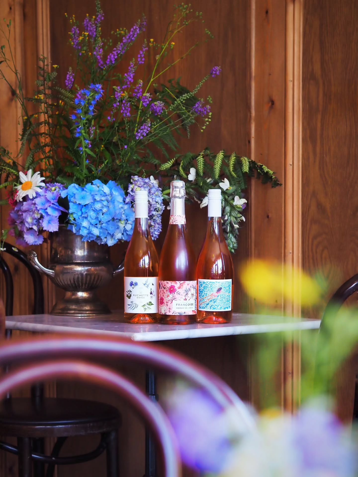 Hurray for Rosé! Here to cool you down with every ice cold sip 🩷
How are you keeping cool? I've just seen a neighbour to the Hive pull out an ice pack from her bra.... and I have the utmost respect and admiration for that kind of ingenuity 😄🧊
Thursday 9am-9pm
Friday 9am-10pm
Saturday 9am-10pm
Sunday 9am-8pm
#rosewine #winebar #altrinchamtoday #winetasting #postitfortheasthetic