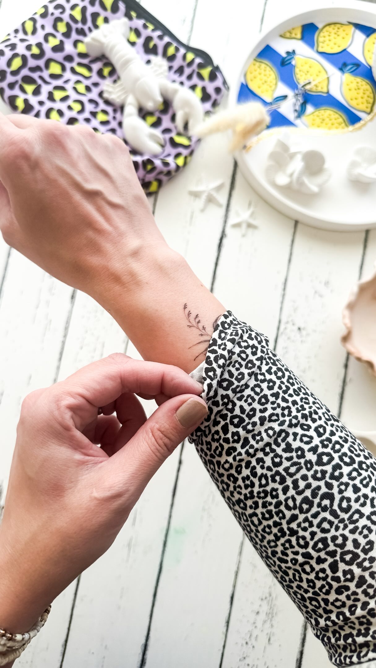 Um um mein Tattoo in der nächsten Zeit vor der Sonne und sonstigen Umwelteinflüssen etwas zu schützen hab ich mir spontan ne Armstulpe genäht.
Ich hab noch nie mit Jersey gearbeitet, geschweige denn ein Kleidungsstück selber genäht, drum hab ich einfach mal auf gut Glück losgelegt 😅😅
Einfach zusammennähen, wenden und fertig. Die Enden bleiben offenkantig (Ein Glück hab ich gestern den Näh-Mutmach-Beitrag von @pech_und_schwefel gesehen 🫶)
Diesen feinen Jersey mit Mini-Leo Motiv hab ich bei @allesfuerselbermacher geshoppt.
Kann ich ab jetzt sagen, dass ich schonmal ein Kleidungsstück selber genäht habe? 🥹👉👈
#nähen #handmade #tattoo #nähenistwiezaubernkönnen #diy