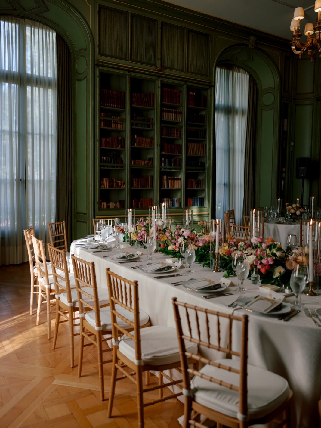 Reminiscing over this perfectly matched day at Meridian House in NW DC. Abby & Daniel chose the prettiest palette, a dreamy venue, and an incredible vendor team. Still in love with the head table, the library, and that last photo.
Venue: @meridianhouse
Planner: @fetedujourevents
Florals: @thegardenhouseva
Photography: @emily.gude
#meridianhousewedding #dcweddings #dcflorist
