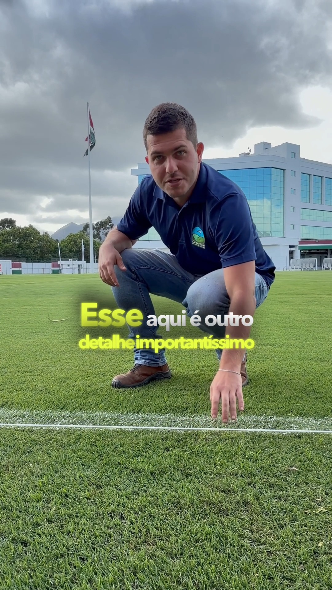 Você já parou para pensar que uma linha mal demarcada pode impactar diretamente uma partida?
A demarcação do gramado vai muito além da estética. Ela precisa seguir rigorosamente as medidas oficiais, apresentar excelente visibilidade e manter alinhamento perfeito em toda a extensão do campo.
Por isso, esse processo exige equipamentos adequados, precisão na execução e o uso de tintas específicas para gramados esportivos, que garantem alta durabilidade sem comprometer a saúde da grama.
Neste vídeo, o Bruno mostra como esse trabalho é realizado na prática e por que cada detalhe faz diferença para que árbitros, atletas e comissão técnica tenham um campo perfeitamente preparado para o jogo.