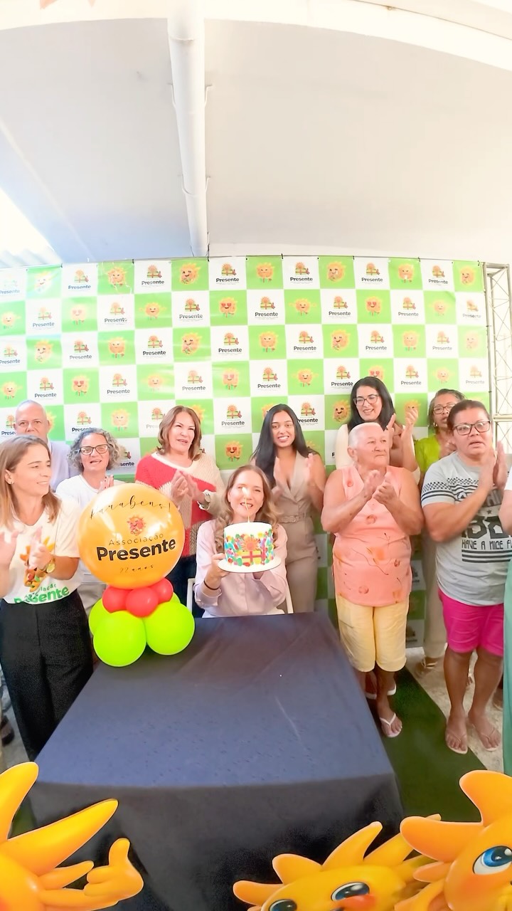 Hoje, quem fala não somos nós.
Hoje, quem celebra são as vidas que caminharam por esta casa e encontraram acolhimento, esperança e um novo motivo para seguir em frente. 💛
Ao longo de 22 anos, aprendemos que o maior presente que poderíamos receber nunca foi um número, um reconhecimento ou uma conquista. Sempre foram as pessoas. Cada história, cada abraço, cada sorriso reencontrado, cada vida transformada.
Neste vídeo, nossos assistidos e acompanhantes compartilham desejos para o futuro da Associação Presente. E não existe homenagem mais bonita do que ouvir de quem vive, todos os dias, o propósito que nos move.
Seguiremos acreditando que cuidar vai muito além do tratamento. É estar presente. É oferecer dignidade. É estender a mão. É fazer do amor uma escolha diária.
Obrigado a todos que fazem parte dessa história: assistidos, familiares, voluntários, colaboradores, parceiros e doadores. Vocês são a razão de existirmos.
Que venham muitos outros anos levando esperança ao Norte de Minas, ao Sul da Bahia e a todos que encontrarem nesta casa um lugar para recomeçar.
Feliz aniversário, Associação Presente. Que o amor continue sendo o caminho que nos une e transforma vidas. 🌻💚
*agradecimentos: @imperiodastrufas_magnathais pelo bolo lindo e alegre, como a Presente merece 💛