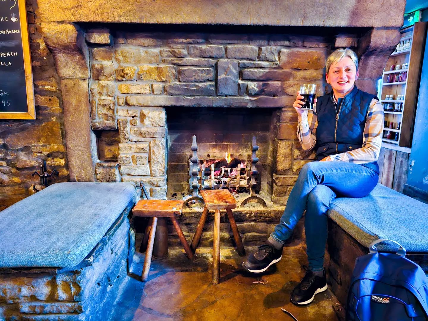Vi piacciono gli Yorkshire pudding? Allora preparatevi a scoprirne uno gigantesco che metterà a dura prova il vostro appetito!
Tra le cose che amo dello Yorkshire ci sono alcuni piatti e prodotti che fanno parte della tradizione alimentare di quella zona così affascinante dell'Inghilterra del nord.
In Yorkshire, il cibo è più di semplice usanza: è memoria, identità, radici. Dai saporitissimi pork pie, i tortini salati a base di carne di maiale, ai formaggi di mucca o di pecora prodotti col latte dei pascoli locali, fino alla Parkin Cake, la torta di pan di zenzero, lo Yorkshire è ricco di specialità regionali realizzate con ricette tramandate di generazione in generazione.
Ma il re indiscusso è lo Yorkshire pudding, il tortino salato realizzato con uova, latte e farina che accompagna il Sunday Roast e funge da contenitore per la salsa gravy con cui viene "affogato" il tradizionale arrosto inglese della domenica.
Io che i luoghi amo viverli e non solo visitarli, non potevo certo rinunciare a una cena in un pub durante la mia vacanza nelle Yorkshire Dales. E non un pub qualunque, ma il più alto del Regno Unito: The Tan Hill Inn, che si trova a Swaledale, la valle più bella di tutta l'Inghilterra.
In realtà, la cosa che colpisce di questo pub non è tanto l'altitudine (solo 528 metri...ma notoriamente l'Inghilterra è priva di vere montagne) ma il fatto che è completamente isolato. La strada che porta fin lassù attraversa un'enorme distesa di brughiera ed è veramente suggestiva: chilometri di vento e silenzio. Intorno, il nulla su quattro lati. Dentro, il calore del camino acceso, le luci basse, le risate dei commensali. Insomma, un'atmosfera meravigliosa e molto inglese.
E poi è arrivato lui: lo Yorkshire pudding. E ho scoperto che qui il pudding non è un semplice contorno del Sunday Roast: è gigantesco, una sorta di conchiglia dorata colma di carne tenerissima affogata nel gravy. Uno spezzatino enorme in versione Yorkshire. A fatica, ma vi assicuro che l’ho mangiato tutto. Buonissimo!
C'è un piatto che vi riporta immediatamente ad una vacanza? E, in generale, vi piace sperimentare la cucina locale quando viaggiate?
#passionecampagnainglese #yorkshire