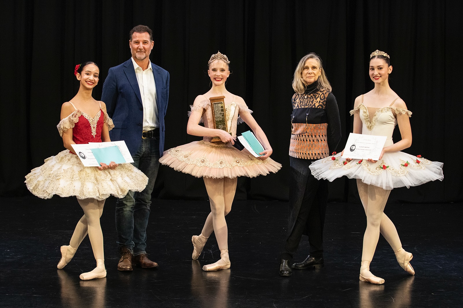 #luciesaronovamemorialaward
Congratulations to our Gold Award recipients!
🥇Gold Winner
Emily, @lanecovedanceacademy NSW
🥈Gold Runner Up
Shayaana, @theperthschoolofballet WA
🏅Gold Honorable Mention
Chloe, @vcasecondaryschool VIC
With adjudicators Josef Brown & Elizabeth Roberts.
#cecchettiballetaustralia
📸@belinda_strodder_photography