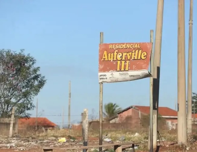 FIM DE UMA NOVELA: AUFERVILLE TEM DÍVIDAS DE IPTU DE 7 MIL LOTES PERDOADAS EM RIO PRETO
O prefeito de Rio Preto, Coronel Fábio Candido, sancionou nesta segunda-feira (29) a lei que concede a remissão do IPTU aos proprietários de imóveis do loteamento Auferville (antigo Offer B), colocando fim a um dos mais antigos e complexos impasses jurídicos e administrativos da história do município.
A medida beneficia cerca de 7 mil lotes e perdoa os débitos de IPTU acumulados entre 2000 e 2016, encerrando uma situação que se arrastava há mais de duas décadas e gerava insegurança jurídica para milhares de famílias.
A sanção da lei ocorreu no Gabinete do Prefeito, com a presença do vice-prefeito e secretário municipal de Obras, Fábio Marcondes, do chefe de Gabinete e superintendente do Semae, Rodrigo Carmona, do presidente da Câmara, Luciano Julião, e de vereadores.
Segundo o prefeito, a medida representa uma das maiores soluções administrativas construídas pelo município nos últimos anos, encerrando um problema histórico e garantindo mais segurança jurídica aos proprietários dos imóveis.
Mais informações no Portal Guilherme Baffi.