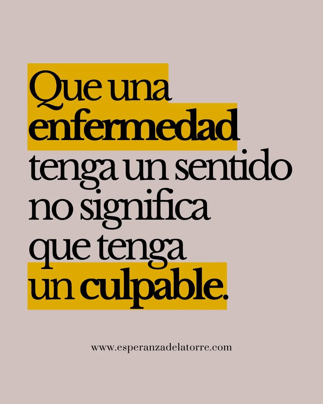 Esa es, para mí, la parte más delicada de todo esto.
Cuando una persona deja de preguntarse únicamente qué le está ocurriendo y empieza, casi sin darse cuenta, a preguntarse 𝐪𝐮é 𝐡𝐚 𝐡𝐞𝐜𝐡𝐨 𝐦𝐚𝐥 𝐩𝐚𝐫𝐚 𝐪𝐮𝐞 𝐥𝐞 𝐨𝐜𝐮𝐫𝐫𝐚. Y aquí nos deberían saltar todas las alarmas.
Porque, cuando una persona empieza a creer que, de algún modo, es 𝐜𝐮𝐥𝐩𝐚𝐛𝐥𝐞 𝐝𝐞 𝐬𝐮 𝐞𝐧𝐟𝐞𝐫𝐦𝐞𝐝𝐚𝐝 (de su lupus, de su colitis, de su Hashimoto, de su Addison, de su Sjögren, de su migraña… de lo que sea), no solo cambia la forma en que entiende lo que le ocurre. Cambia también la forma en que empieza a mirarse a sí misma.
Y es precisamente ahí donde yo no puedo compartir esa mirada.
No porque crea que las enfermedades aparecen sin sentido o que la biografía de una persona no tenga nada que ver con lo que vive su organismo. Todo lo contrario.
Precisamente porque creo que 𝐞𝐥 𝐜𝐮𝐞𝐫𝐩𝐨 𝐫𝐞𝐬𝐩𝐨𝐧𝐝𝐞 𝐜𝐨𝐧 𝐮𝐧𝐚 𝐜𝐨𝐡𝐞𝐫𝐞𝐧𝐜𝐢𝐚 𝐞𝐱𝐭𝐫𝐚𝐨𝐫𝐝𝐢𝐧𝐚𝐫𝐢𝐚 𝐚 𝐚𝐪𝐮𝐞𝐥𝐥𝐨 𝐪𝐮𝐞 𝐯𝐢𝐯𝐢𝐦𝐨𝐬, me resulta imposible concluir que una persona sea la responsable de haberse enfermado…
Porque nadie elige vivir aquello que le desborda.
Nadie decide qué acontecimientos irrumpen en su vida, ni el momento en que suceden, ni los recursos internos de los que dispone para afrontarlos en ese instante.
El cuerpo tampoco se reúne con nosotros para preguntarnos cómo queremos que responda, 𝐬𝐢 𝐧𝐨𝐬 𝐯𝐢𝐞𝐧𝐞 𝐦𝐞𝐣𝐨𝐫 𝐮𝐧 𝐬í𝐧𝐭𝐨𝐦𝐚 𝐮 𝐨𝐭𝐫𝐨, o si la intensidad nos parece la adecuada.
No, el cuerpo simplemente 𝐡𝐚𝐜𝐞 𝐥𝐨 𝐪𝐮𝐞 𝐥𝐥𝐞𝐯𝐚 𝐦𝐢𝐥𝐥𝐨𝐧𝐞𝐬 𝐝𝐞 𝐚ñ𝐨𝐬 𝐡𝐚𝐜𝐢𝐞𝐧𝐝𝐨: adaptarse de la mejor manera posible a la realidad que está viviendo.
Eso no es culpa.
𝐄𝐬𝐨 𝐞𝐬 𝐛𝐢𝐨𝐥𝐨𝐠í𝐚.
Y, 𝐜𝐮𝐚𝐧𝐝𝐨 𝐜𝐨𝐧𝐟𝐮𝐧𝐝𝐢𝐦𝐨𝐬 𝐮𝐧𝐚 𝐫𝐞𝐬𝐩𝐮𝐞𝐬𝐭𝐚 𝐛𝐢𝐨𝐥ó𝐠𝐢𝐜𝐚 𝐜𝐨𝐧 𝐮𝐧𝐚 𝐫𝐞𝐬𝐩𝐨𝐧𝐬𝐚𝐛𝐢𝐥𝐢𝐝𝐚𝐝 𝐦𝐨𝐫𝐚𝐥, añadimos un sufrimiento innecesario a alguien que ya está atravesando bastante.
Creo que uno de los mayores errores es pensar que, si una enfermedad tiene un sentido, entonces alguien tiene que haberla causado.
Pero una cosa...
👇🏻 CONTINÚA EN COMENTARIOS 👇🏻