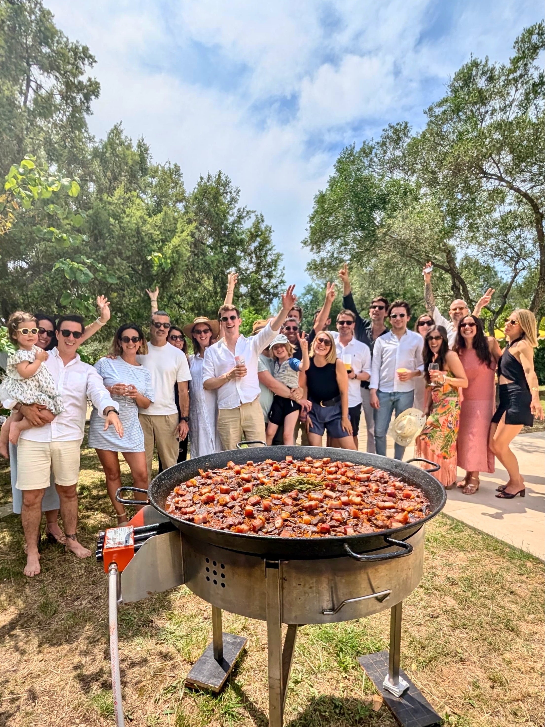 Une journée entre amis accompagnée de notre paella signature ❤️
Notre paella signature, c’est :
🤎 Rôti d’échine de porc
🍄 Cèpes
🍅 Tomates
🧄 Ail
🧅 Oignons
🌿 Romarin
🍚 Riz rond
😍 Et notre petit supplément qui fait toute la différence : le torrezno.
Retrouvez-la dans notre menu traiteur (lien en bio), elle est désormais disponible à la commande pour vos événements privés ou professionnels !