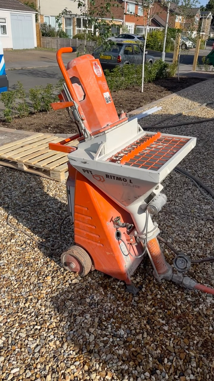 Another warm one on the tools today ☀️☀️🕶️
Steady progress on our Radcliffe project - Krend HP12 applied with the trusty Ritmo, meshed and floated, ready for silicone finish next week…
@_.renovatingno.6
@krendrenders
#siliconerender #sprayrender #colouredrender