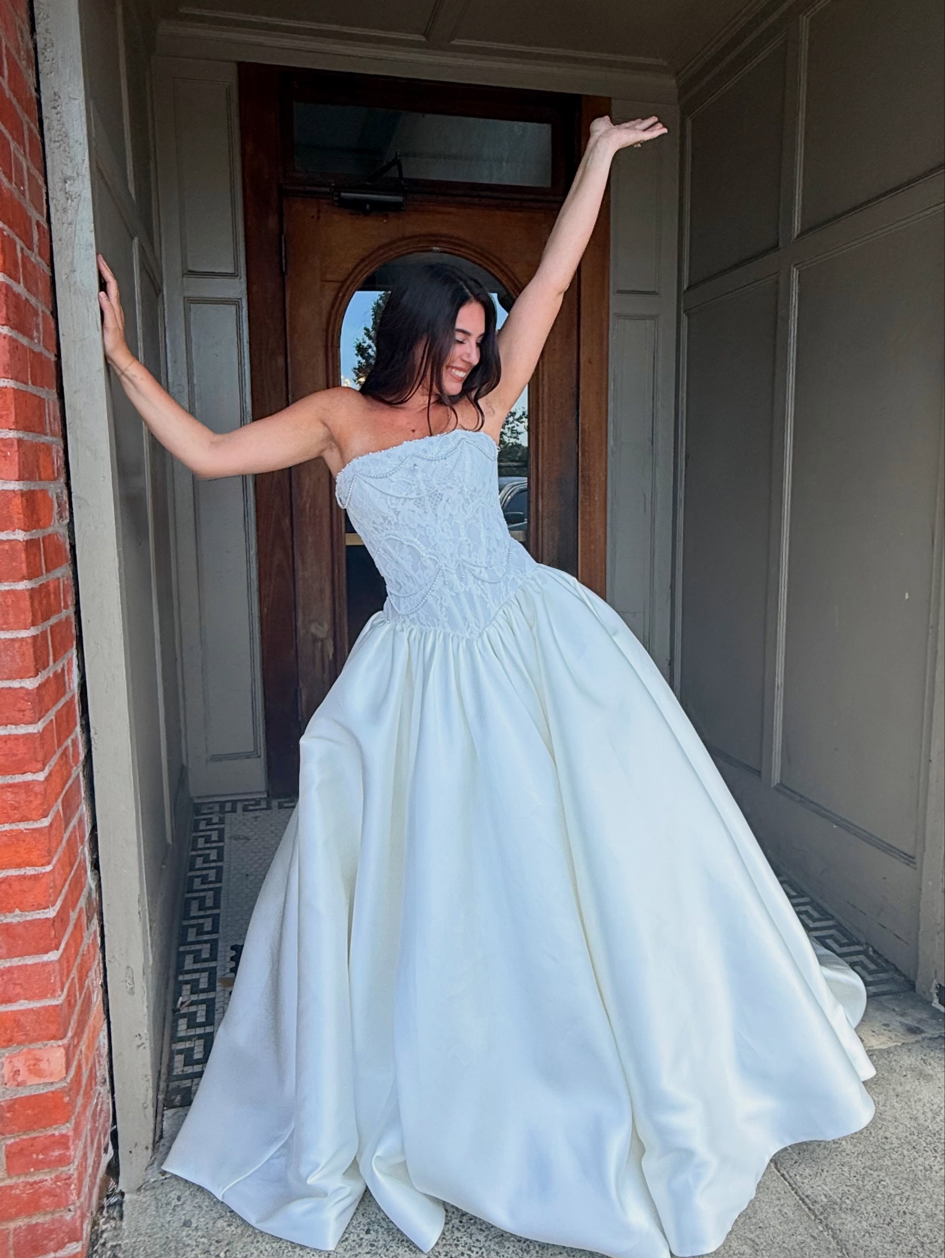 BRIDAL, but make it FASHION.✨
Modern silhouettes.
Romantic textures.
Designer-inspired details that feel effortlessly luxe.
That’s what we LUV!🤍
#LuxuryBride #WeddingDressTrends #FashionBride #BridalLooks #WeddingStyle