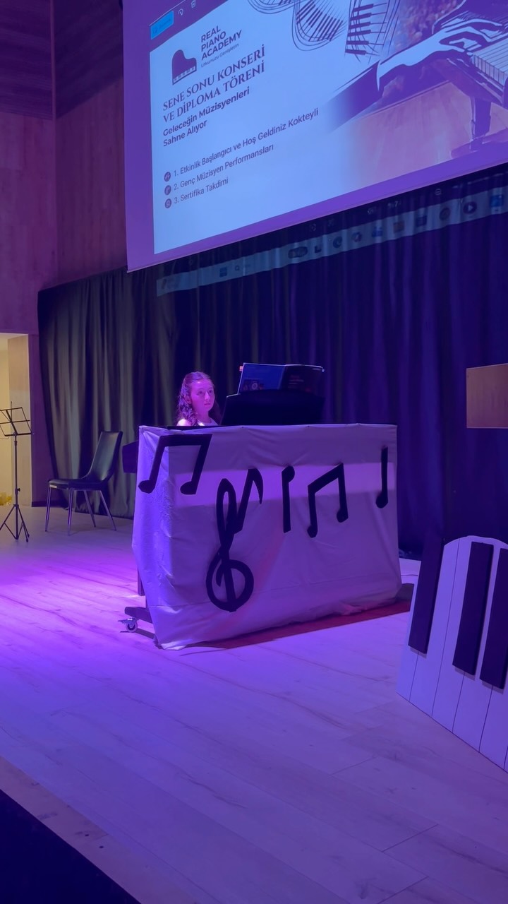 Öğrencimiz Melis Asel Kaya’dan piyano performansı🎹👏🏻🌻💛