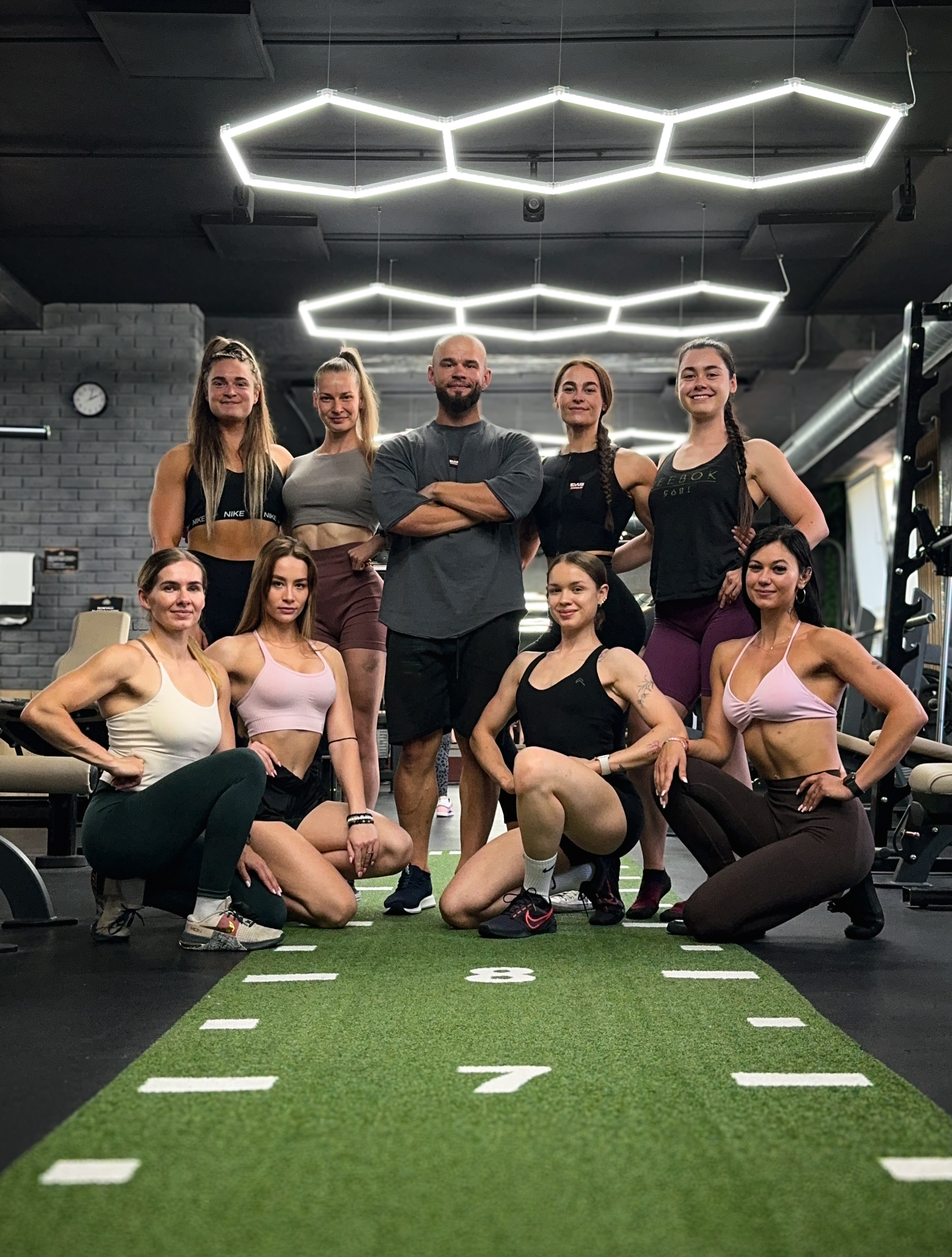 Spoločný tréning v Popradskom @tatragym z prvého dňa teambuildingu v Tatrách. To by bolo, aby sa fitness TB nezačal tréningom vo fitku 😎. Ale vopred som ich informoval a zakázal cvičiť nohy a lýtka, pretože som vedel, čo ich bude ešte čakať ⛰️🚩😄.
Z fitka však nemáme veľa fotiek, pretože sa viac makalo ako fotilo 💪🏼. Zvyšok posádky sa skrz dlhé cestovanie (400km+) pridalo ku nám až neskôr …
🛡️ @coach.pista.team
#slovakfitness #fitnessteam #teambuilding #fitwomen #gymsquad