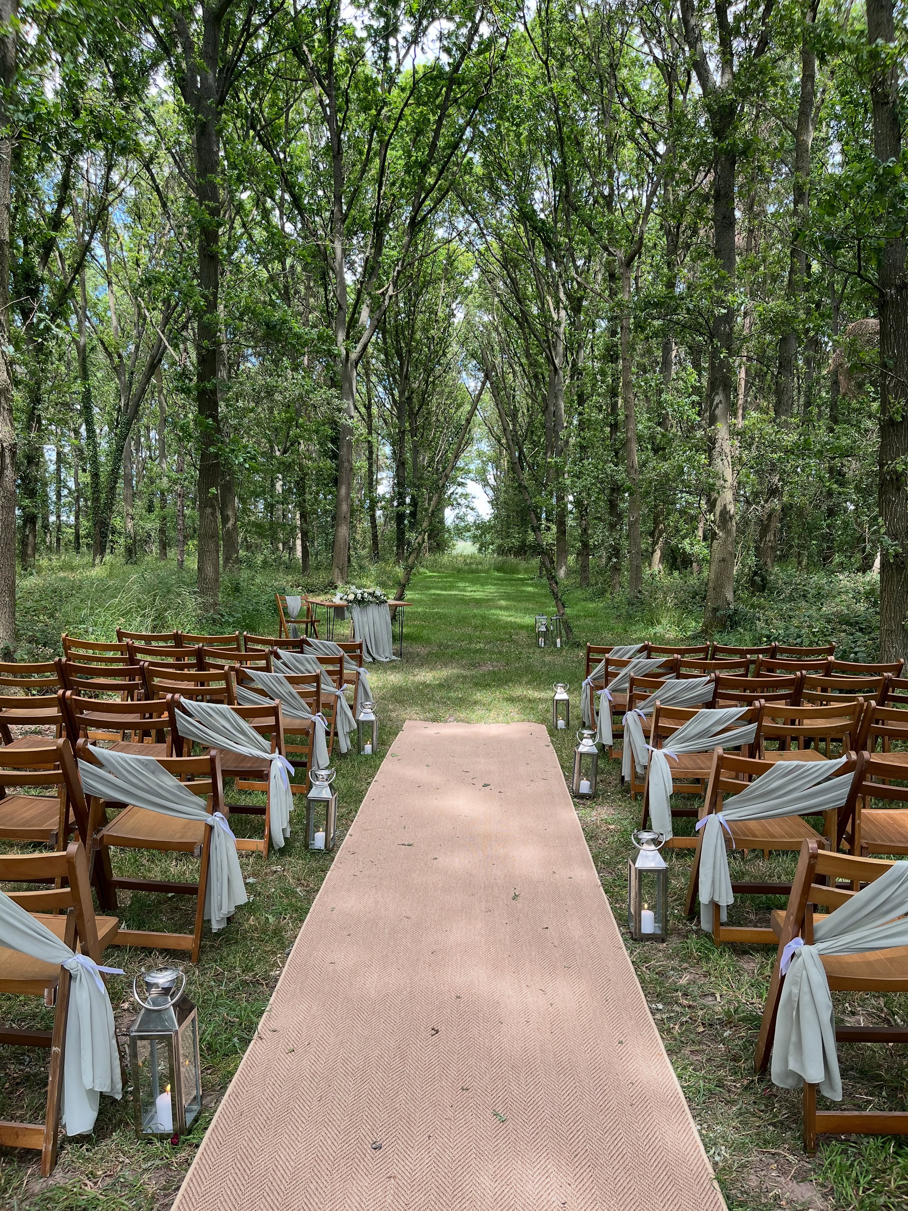Rustic by name, rustic by nature… quite literally. 🌿
Proof that you don’t always need to go bigger to make an impact.
When you’ve got breathtaking surroundings, beautiful blooms and styling that complements the space instead of competing with it… that’s where the magic happens.
Simple. Timeless. Elegant. (And yes, those trees definitely deserved a starring role )
Question is… are you a less is more wedding person, or are you going all out with the styling? We’d love to know. 🤍👇