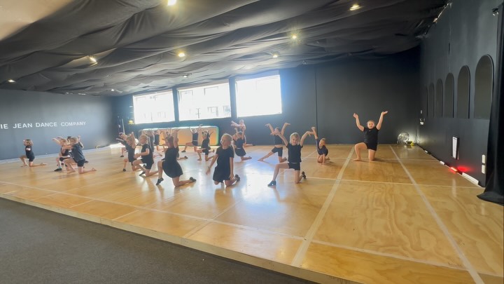 💕✨Beginner Jazz A 💕✨
This group has been working hard! Here’s a clip of them learning a fun combo at the beginning of this year 🥰👏🏻