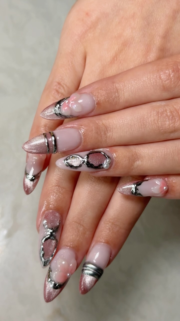 The details are doing all the talking. ✨
Nail art this precise isn’t rushed—it’s handcrafted, one tiny detail at a time. If you love intricate, unique sets that feel like wearable art, this one’s for you. 🤍
#yegnails #yegnailtech #yegnailsalon #nailart #nailartist
Book an advanced nail appointment online or call 780-777-2792📲
