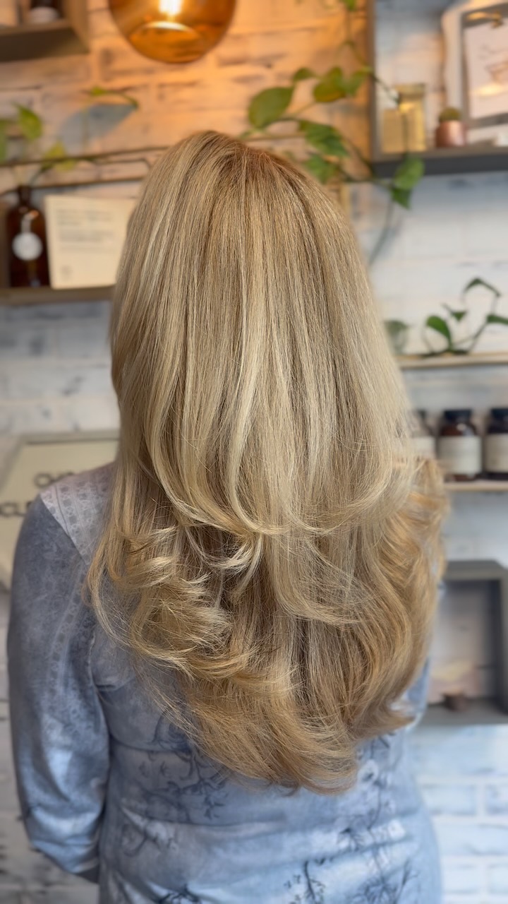 Sometimes the biggest transformations aren’t about going lighter—they’re about creating the perfect balance. ✨
Highlights, lowlights, and a fresh root touch-up for a blonde refresh that looks dimensional, healthy, and effortlessly lived-in. 🤍✨
#BlondeRefresh #DimensionalBlonde #stpetehair #owayorganics