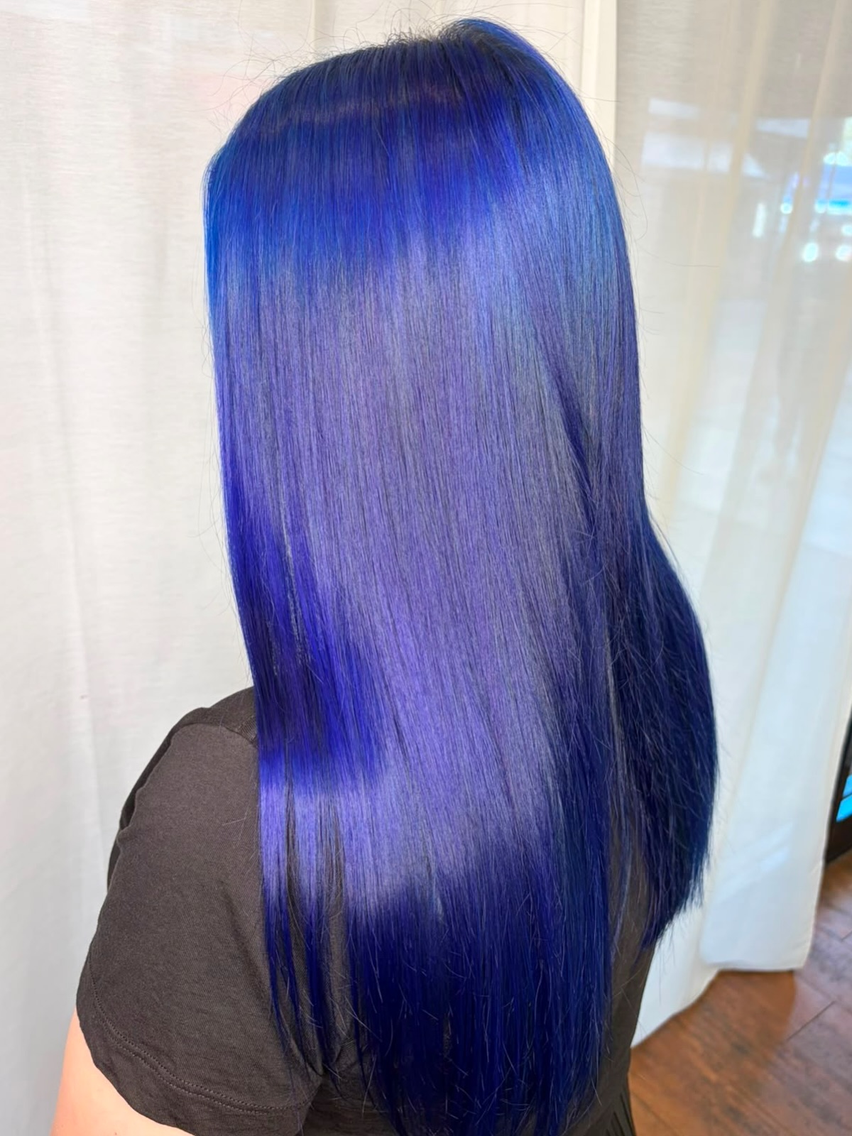 Hypnotising blue tones by Morgan 💙 🙌🏼 we love a colour transformation that leaves you in absolute awe. Ready for your turn? Book instants via our link in bio!