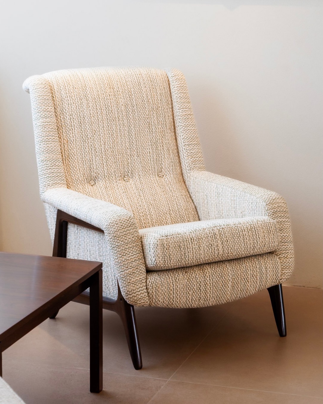 Poltrona Stella, Sérgio Rodrigues — Taba, 1956
Desenhada em 1956, a Stella foi a primeira poltrona estofada criada e produzida pela Taba, a fábrica que o próprio Sérgio Rodrigues fundou naquele ano — o embrião de tudo o que viria depois em sua trajetória. Uma bergère escultural que já carrega a assinatura de Sérgio Rodrigues: a valorização da madeira nacional e a busca por um sentar genuinamente brasileiro.
Esta peça possui pés em jacarandá maciço e estrutura do assento em compensado, revestida em tecido tramado premium JRJ, um material que dialoga perfeitamente com a madeira nobre da estrutura.
L80 x P83 x A91cm
Peça catalogada no livro Sergio Rodrigues — Icatu, páginas 125 e 270
Peças com essa relevância documental são raras de encontrar. Deslize para ver a Stella de todos os ângulos.
📍Visite a galeria
Conjunto Nacional – Av. Paulista, 2073
Horsa II (ao lado da Dexco) – 11º andar, conjunto 1103
Estacionamento: R. Padre João Manuel, 60
Horários regulares:
Seg a Sex — 10h às 18h
Sábados — 10h às 16h
#sergiorodrigues #loraroncogaleria #mobiliáriomodernobrasileiro #designbrasileiro #poltronastella