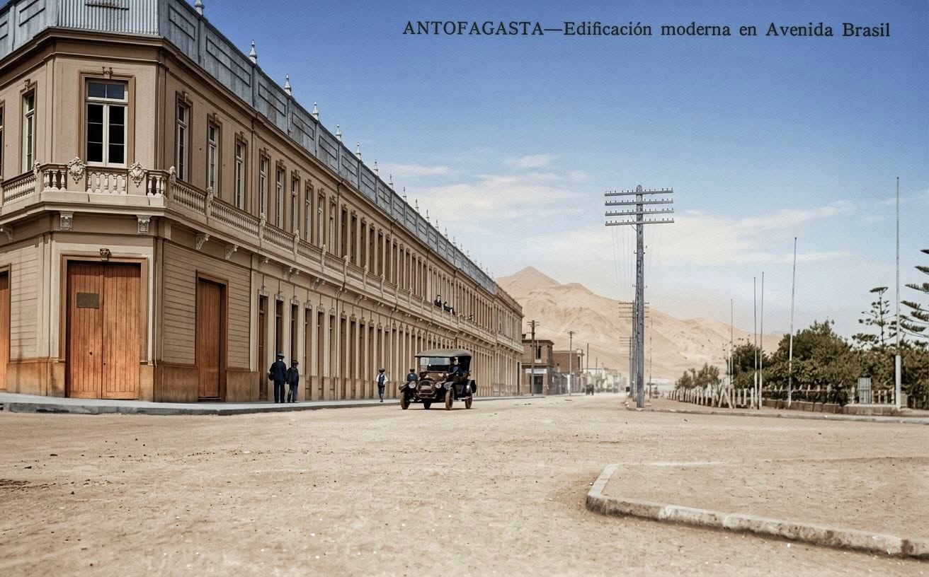 La Casa Yancovich (a menudo escrita Yankovic) fue un histórico edificio de renta y centro comercial ubicado en la esquina de calle Copiapó y O'Higgins, en el sector de la avenida del Brasil.
Historia: Fue una tradicional edificación con departamentos en la planta baja y el segundo piso.Estado actual: El edificio ya no existe en su formato original. El sitio fue adquirido posteriormente y se levantaron nuevas construcciones, y hoy en día el lugar exacto se encuentra ocupado por otros locales comerciales.
#antofagasta
Colorización @carlostalamilla