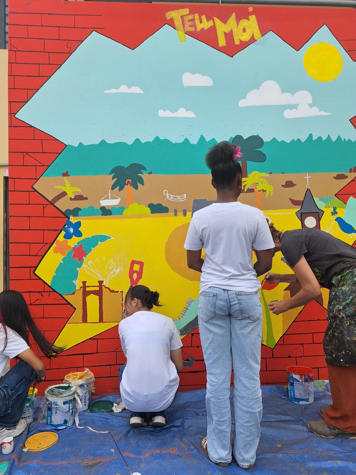 Retour sur un beau projet réalisé en novembre 2025 au collège Tell Eboué de Saint-Laurent du Maroni 🎨
Les élèves de la classe de 4B ont participé à toutes les étapes de création de cette fresque : choix du thème, réflexion autour du design, sélection des motifs et des symboles, puis réalisation de l’œuvre collective.
Cette fresque met à l’honneur la ville de Saint-Laurent du Maroni et son patrimoine, à travers le regard et la créativité des élèves ✨
Un projet riche en échanges, en réflexion et en travail d’équipe, qui a permis aux jeunes de s’approprier leur territoire tout en développant leur expression artistique.
Projet financé par la Cité Éducative et porté par Mme Joseph Angélique, professeure de Lettres Modernes au collège Tell Eboué 🙏
#projetartistique #fresquemurale #educationartistique #saintlaurentdumaroni #artcollectif