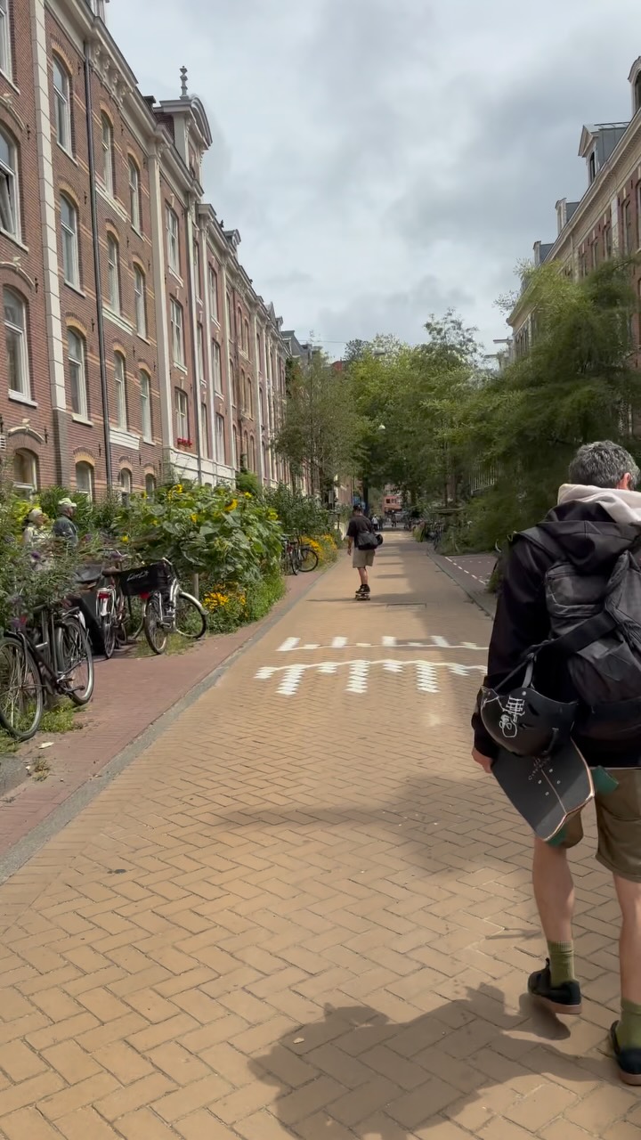 A short visit to Amsterdam.
Thank you @carve_club for gathering your community and co-organizing the jams. Lovely surfskate community!
Thanks cihangirozmus for borrowing the board and @a.v.n.l @sarieke @zholud007 for joining for private lessons ! You improved so much in just a session!
For us is really important to support growing communities, explore skateparks and inspire people to get more from their Surfskates! Hopping to come back soon ✨ Amsterdam is a beautiful city to skate around, with new and challenging parks 👏