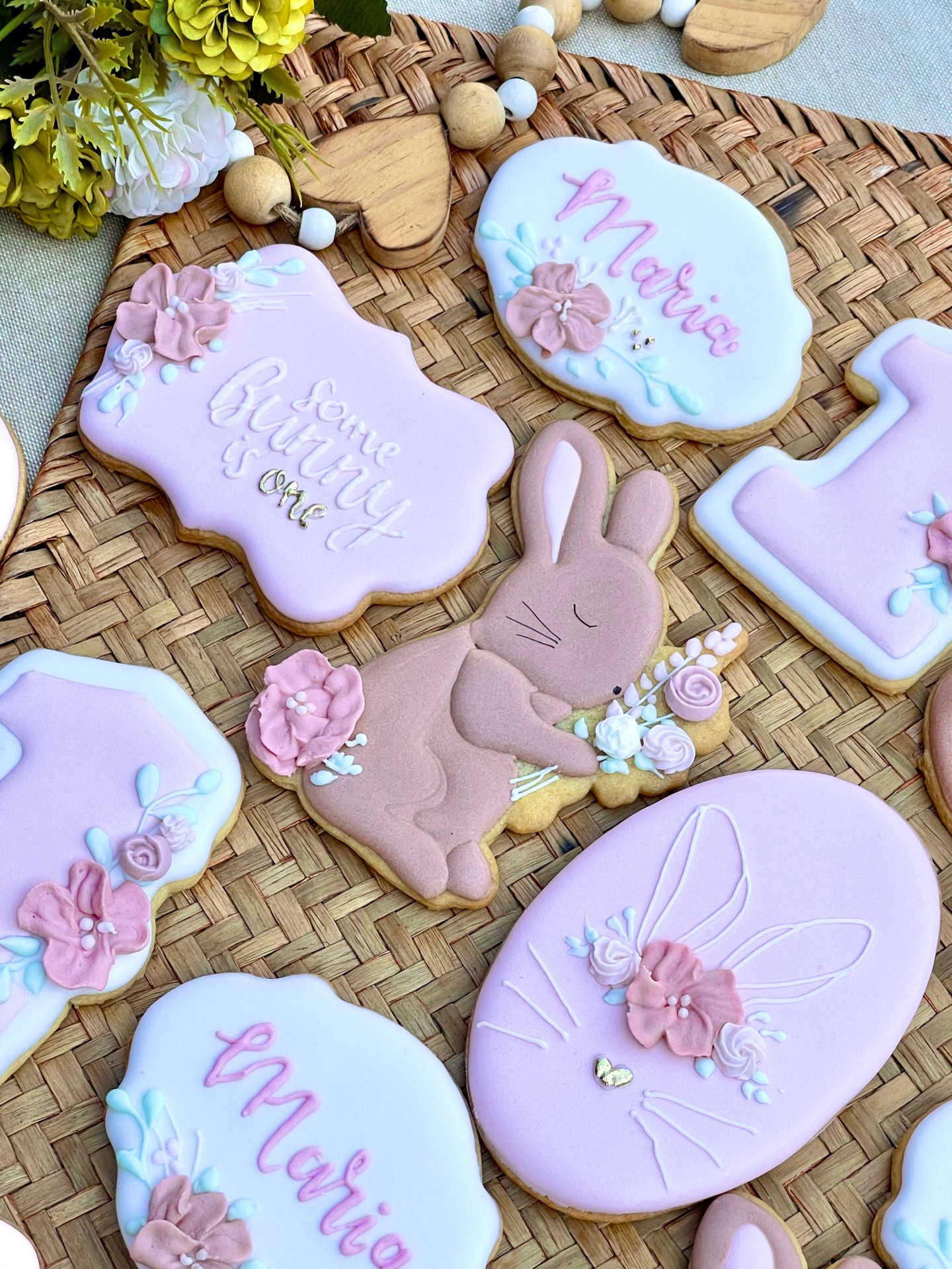 Some bunny is One, and to celebrate her first birthday, we did this gorgeous pastel bunny themed cookie set. Pretty flowers, and cute bunnies.