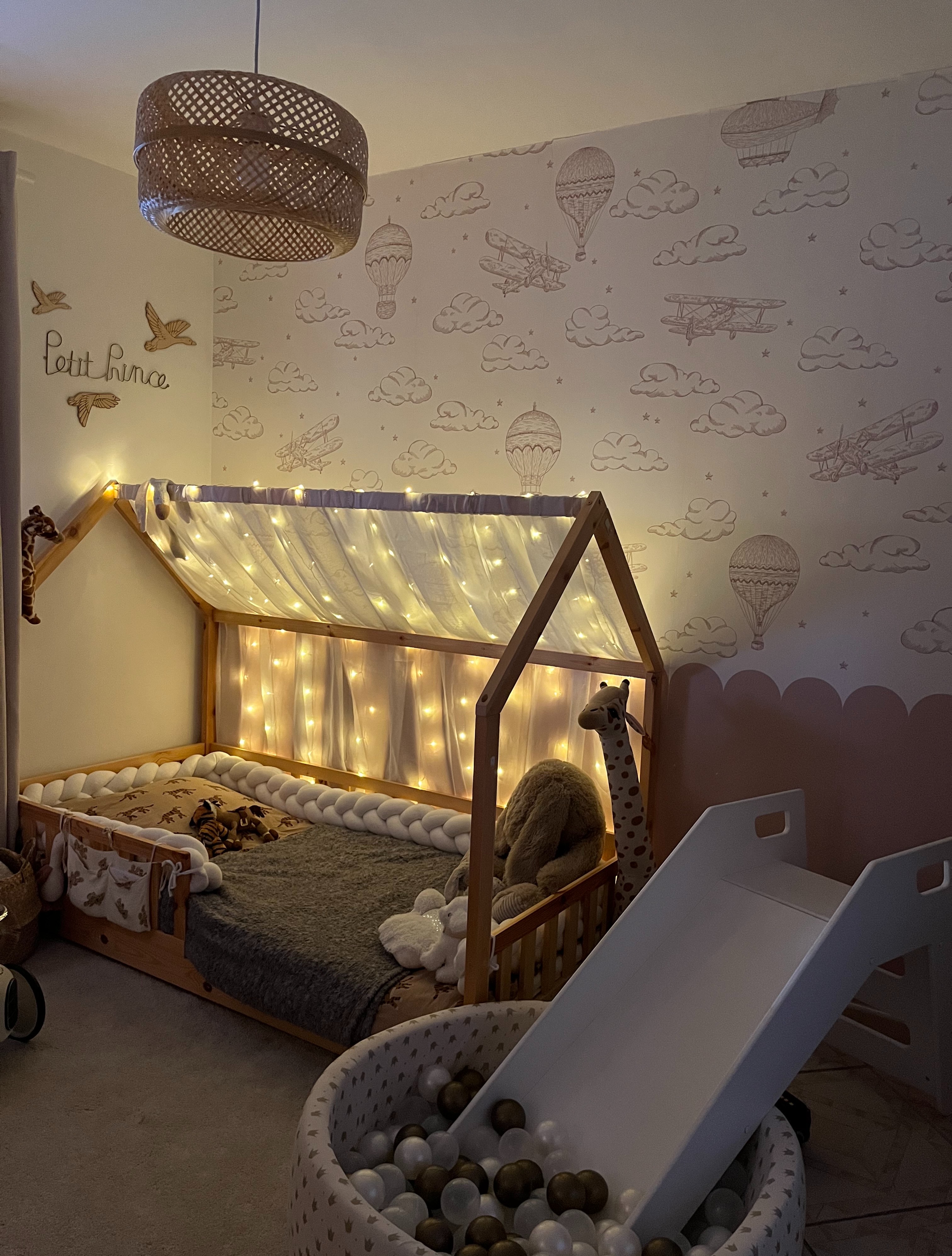 A cozy little corner by @lydieandfamily and we’re obsessed!☁️✨
Vintage airplanes, floating hot air balloons, and soft clouds bring a dreamy sky full of adventure with our Balloon wallpaper.🚁
Discover more dreamy designs on our website.🤎