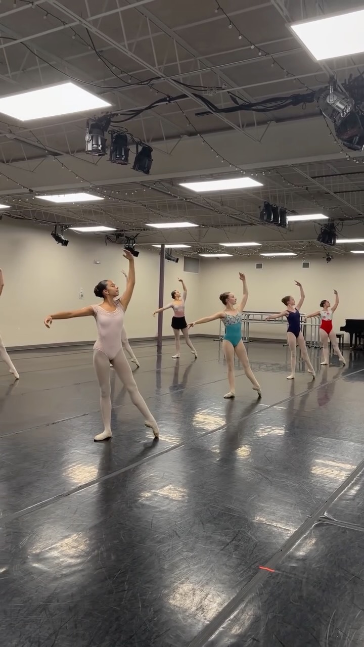 Our #summerintensive Lilac students showcase a fun #tendu exercise for your #tuesday 💜