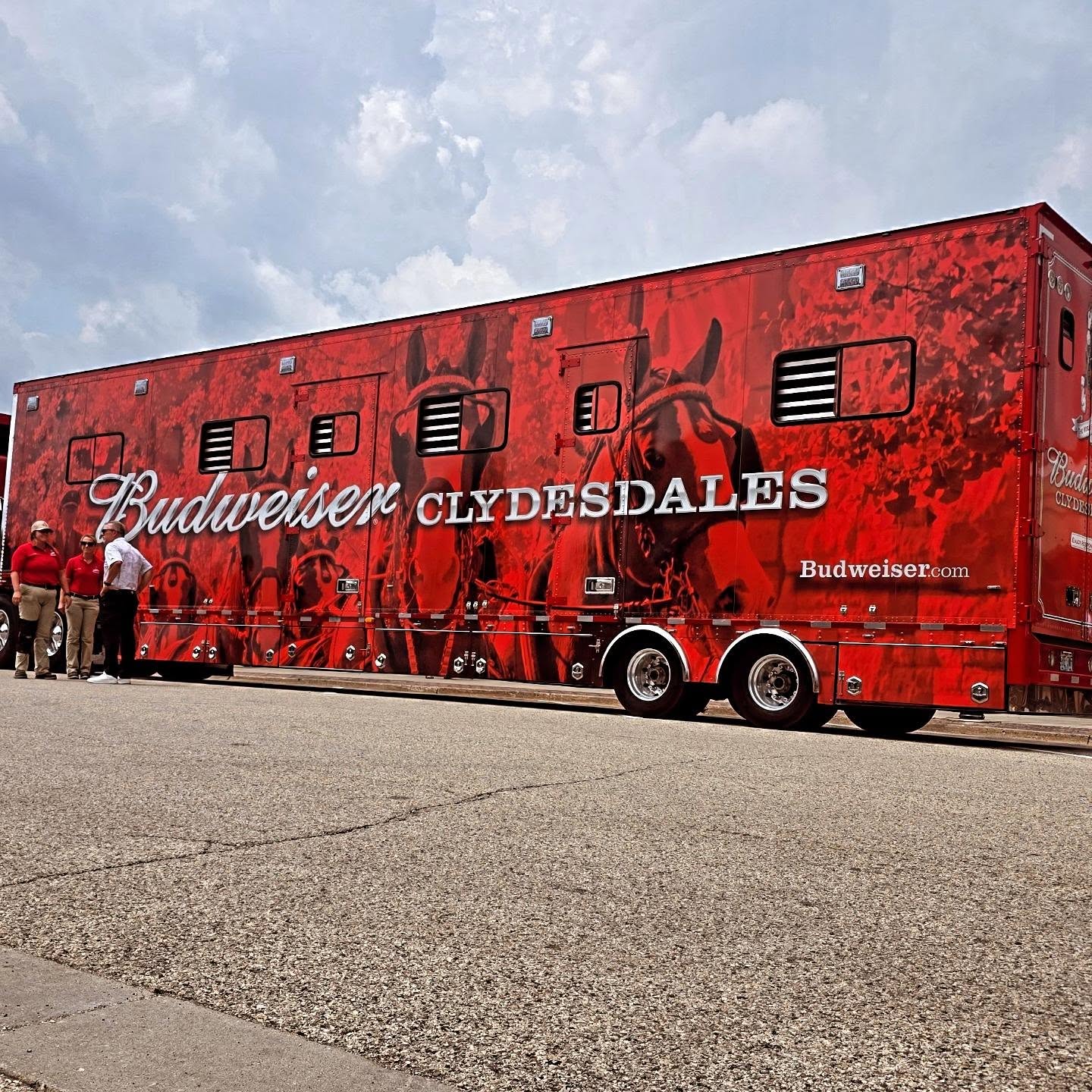 The Semi has arrived and Grayslake has shown up! We're excited to have Grayslake as one of the Clydesdale stops for Budweiser 150th Anniversary! Cheers! ❤️🇺🇲 #CommunityStrong
@grayslake_chamber @grayslakevillagecenter @lakeshorebeverage @budweiserusa @vilofgrayslake @discovergrayslake @visit_grayslake