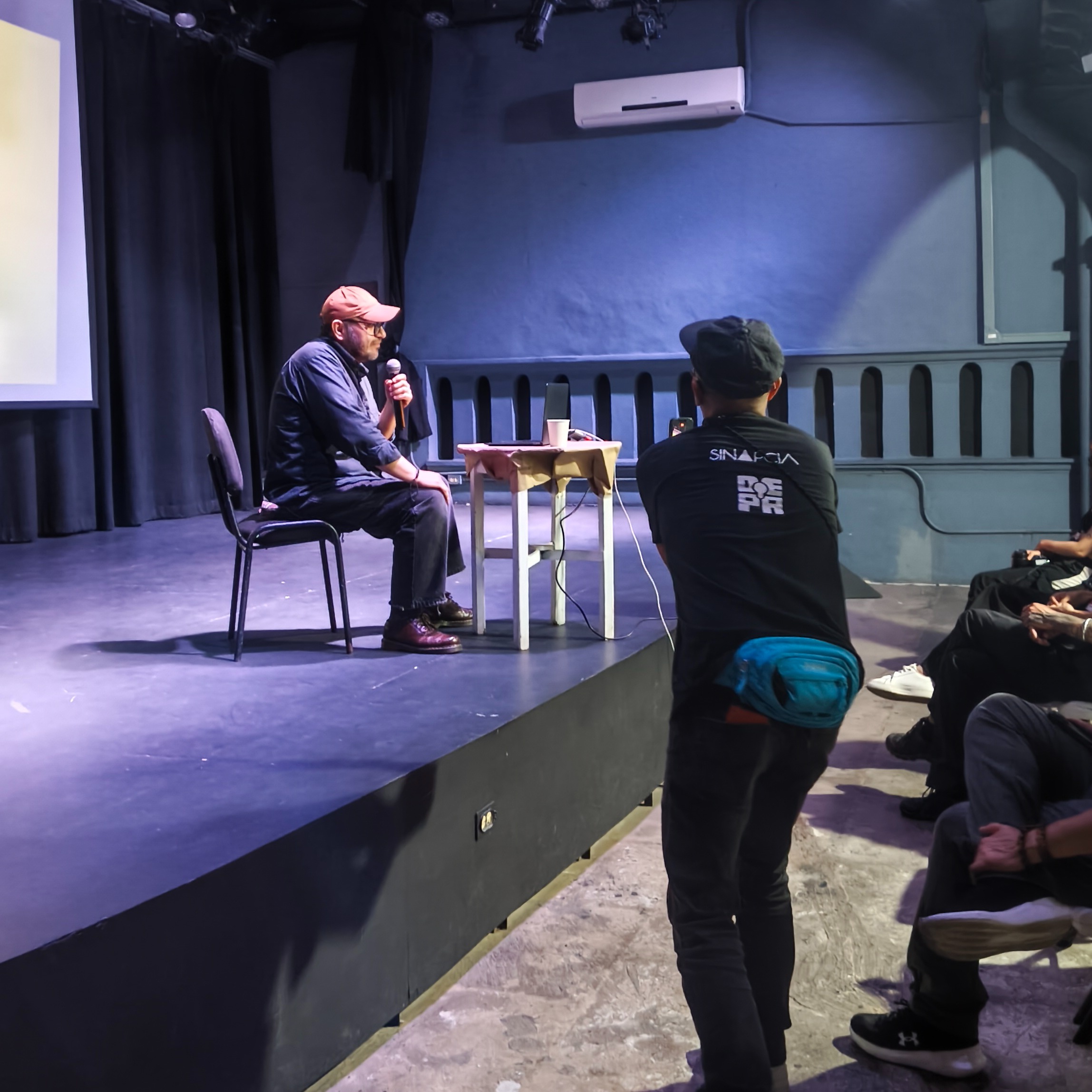 Este par de días fueron sumamente especiales, pude coincidir con increíbles personas para registrar el trabajo creativo que hacen desde @sinapcia_estudio.
También pude participar en un taller increíble con @elpacocalles y escuchar el flow de @pahola.alarcon de @depa_creativo.
Además encontré un setup pa'trabajar que me hizo replantearme justo el cómo me niego a maquilar reels... sino a desacelerar su hechura para que, como dice Paco Calles, la pausa genere contraste.