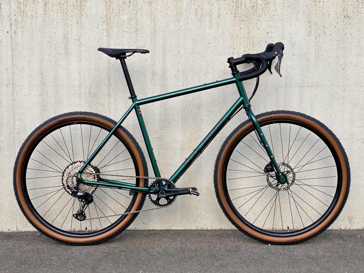 Introducing @velosaison.ch SAATHI — our new Reynolds steel gravel platform built for versatility, long-distance comfort, and everyday adventure.
This is the very first SAATHI build, put together with a Shimano GRX groupset and designed to handle everything from fast all-road rides to loaded gravel miles.
Built around a fresh geometry platform, SAATHI is available in five standard sizes with custom colour options, and is designed with practicality at its core. This particular frame features clearance for 700 x 48 tyres with fenders, triple fork mounts for cargo, multiple mounting points for bags and bottles, and compatibility for both gravel 2x and 1x drivetrains.
It’s a gravel frame made for real riding — bikepacking, commuting, rough roads, long days, and everything in between.
#steelisrral #reynolds #gravel