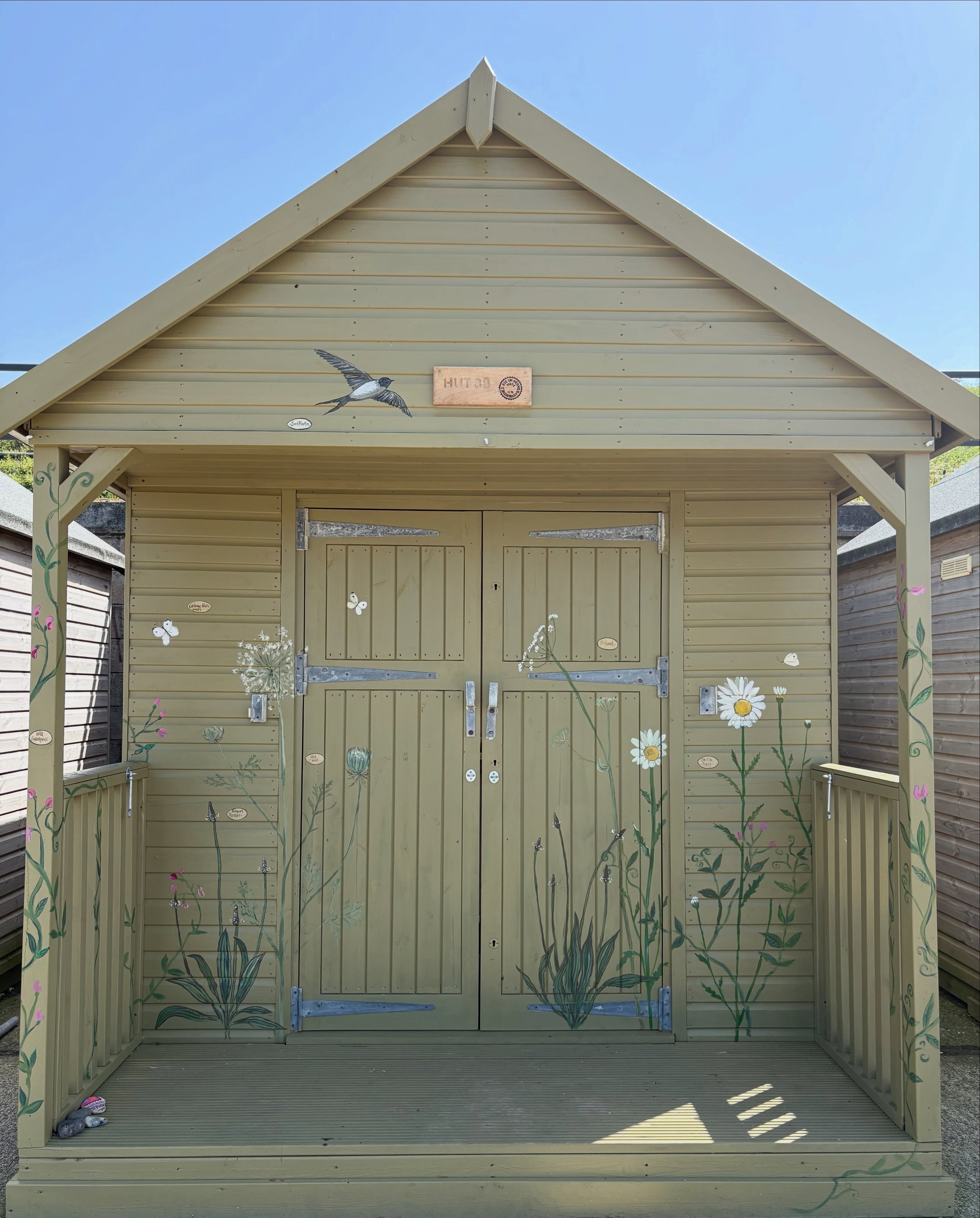 I have had some time to reflect, so much has changed in me this year it feels impossible to carry on as things were..,.. last month I was fortunate to be commissioned to paint a beach hut in Herne Bay by @people_united_ which gave me such a beautiful environment to continue my thought process . I wanted it to celebrate the extraordinary diversity of plants, insects and birds that thrive behind the beach huts. The hut is being used as a residence space for artists of all disciplines and three days a week by @happyherecic who are inviting people to meditate , and use other creative mindful practices so it’s a very valuable space for Herne Bay and beyond…. #peopleunited #happyhere #hernebay #visitcanterbury #jooakleyartist