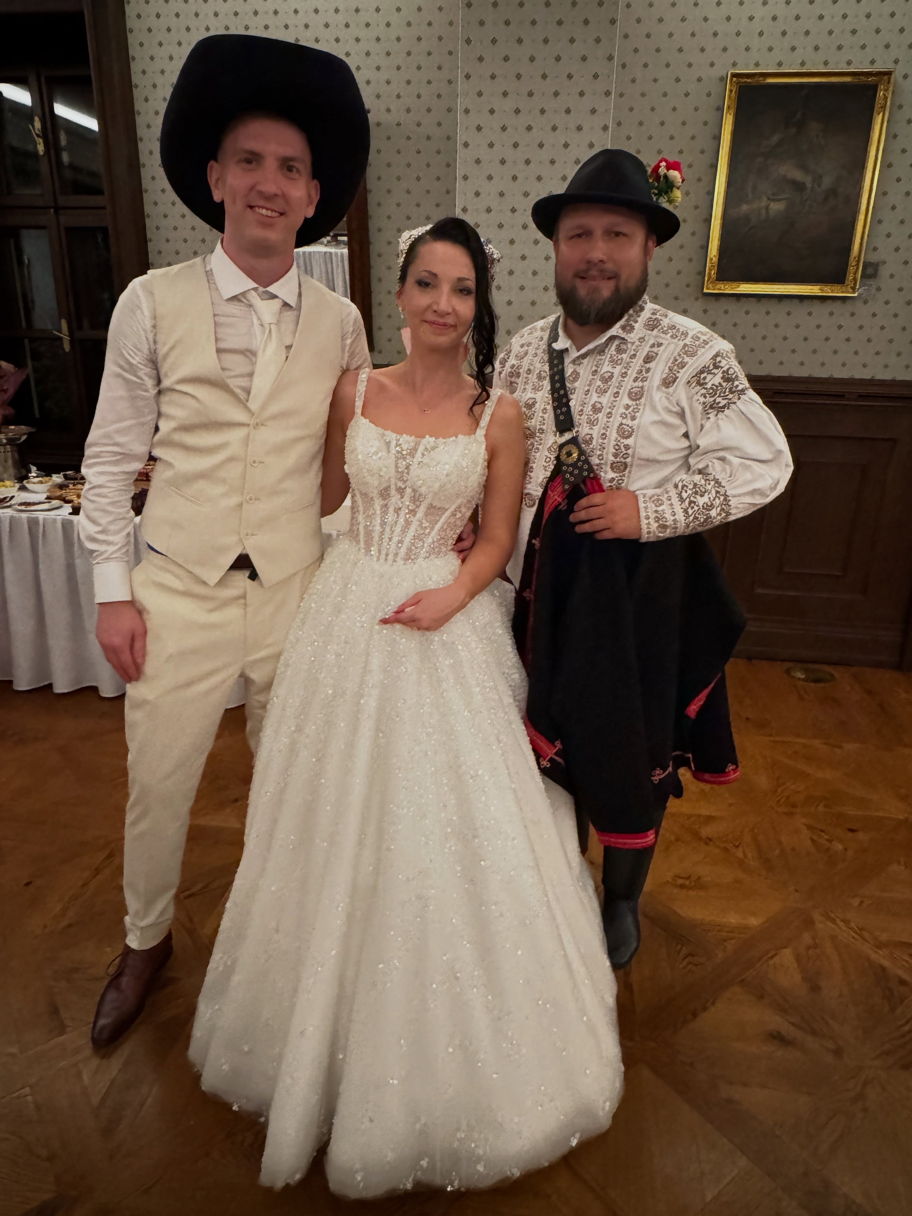 Včera to poriadne žilo v @kastielpalffy 💃🏻🕺🏼❤️🔥
Ďakujeme, že sme mohli byť súčasťou Vášho významného dňa Dávid a Maťka 🤗
Do spoločneho života prajeme krásne a spokojné chvíle, radosť a lásku ❤️