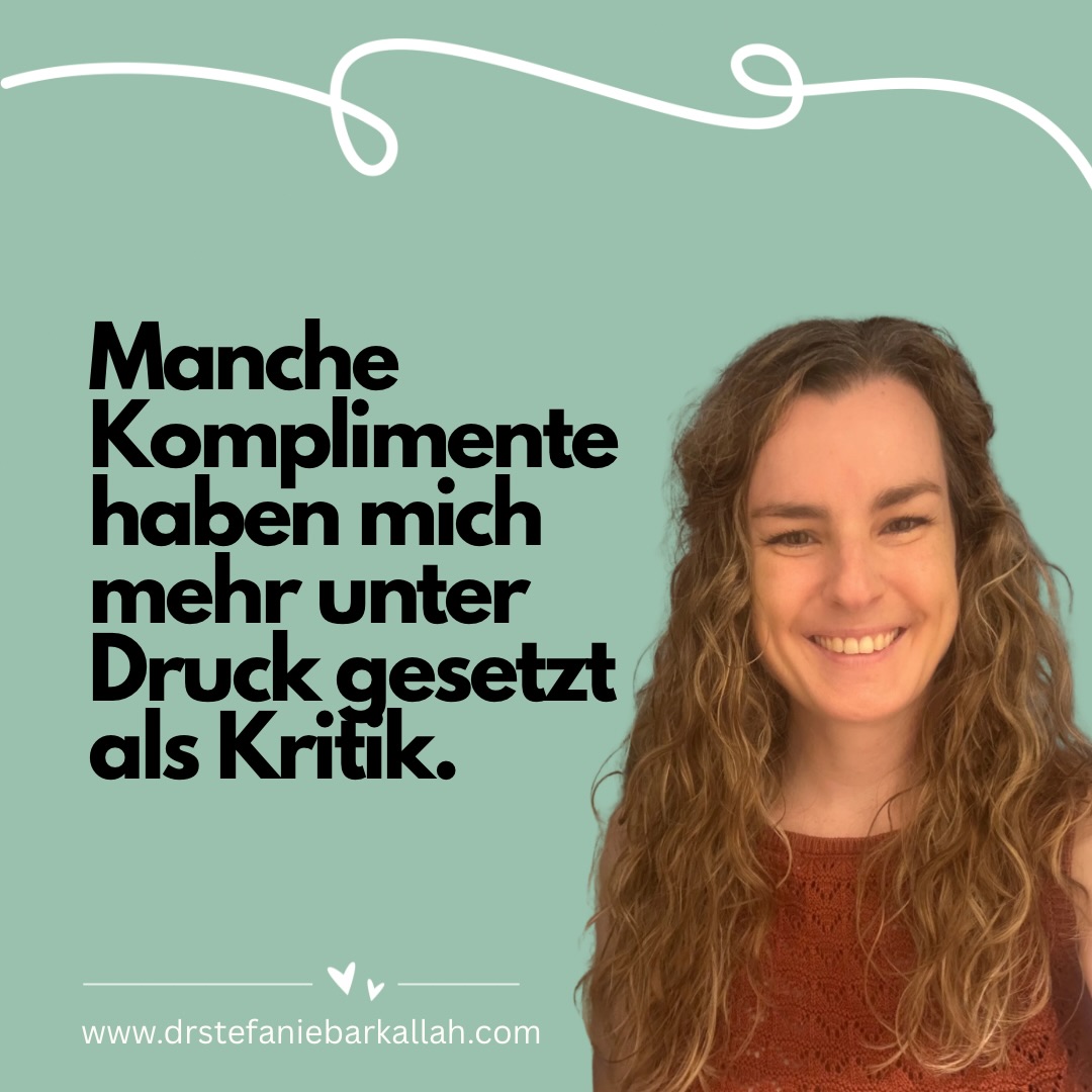 Als Kind wurde oft zu mir gesagt:
“Du bist so stark.”
“Du schaffst das schon.”
“Auf dich ist immer Verlass.”
Nach außen klang das wie Anerkennung.
Für mich fühlte es sich irgendwann wie eine Erwartung an.
Ich hatte das Gefühl, ich dürfte nicht scheitern. Nicht sagen, dass es mir zu viel ist. Nicht schwach sein.
Heute weiß ich: Worte können gleichzeitig liebevoll gemeint sein und trotzdem Druck auslösen.
Deshalb achte ich heute viel bewusster darauf, was ich Kindern und auch Erwachsenen mitgebe.
Ich wünsche mir Sätze wie:
„Du musst das nicht allein schaffen.“
„Du darfst auch müde sein.“
„Ich bin da, auch wenn es gerade nicht läuft.“
Denn genau das hätte mein jüngeres Ich gebraucht.
Gab es einen Satz, den andere immer zu dir gesagt haben, der sich für dich gar nicht gut angefühlt hat?
Alles Liebe
Steffi 🧡
#resilienz #nervensystem #mentaleload #elternsein #selbstfürsorge