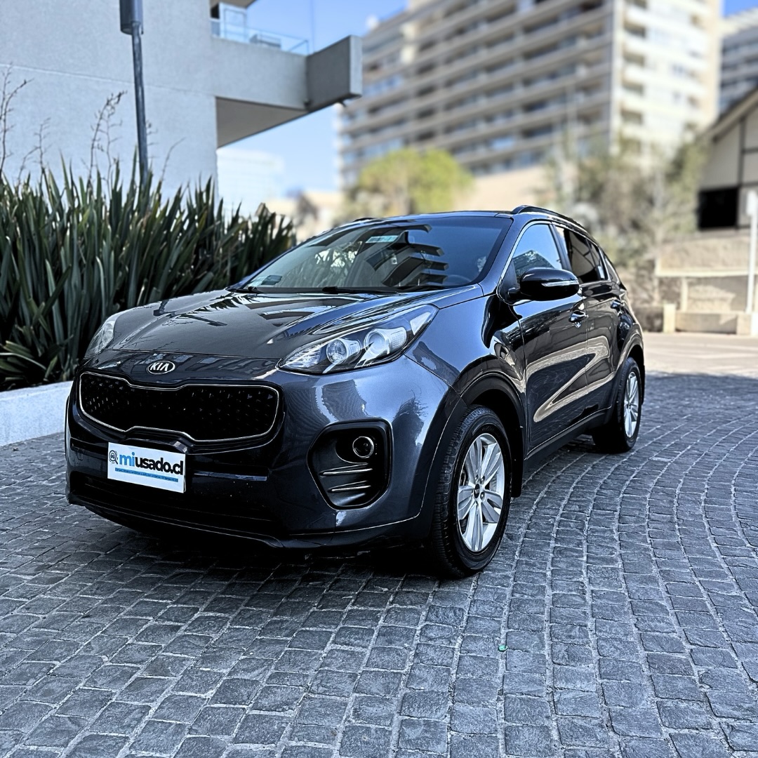 🚙 Kia Sportage LX 2.0 Automática 2017 – Único dueño, cómoda y equipada para toda la familia
Si buscas una SUV confiable, amplia y con el respaldo de una de las marcas más reconocidas del mercado, esta Kia Sportage LX es una excelente alternativa.
Único dueño y en excelente estado, destaca por su comodidad, suave conducción y un equipamiento ideal para disfrutar tanto en ciudad como en carretera.
✅ Año 2017
✅ Único dueño
✅ Motor 2.0 bencina
✅ Transmisión automática
✅ Techo panorámico
✅ Cámara de retroceso
✅ Sensores de estacionamiento
✅ Pantalla multimedia
✅ Bluetooth
✅ Volante multifunción
✅ Control crucero
✅ Climatizador automático bi-zona
✅ Llantas de aleación
✅ Control de estabilidad (ESP)
✅ Asistente de partida en pendiente
✅ Múltiples airbags
✅ Amplio espacio interior
✅ Gran maletero
✅ Muy bien cuidada
💰 Precio con financiamiento: $10.580.000
💵 Precio contado: $10.980.000
🔹 Pie desde $2.700.000 sin acreditar ingresos
Entrega inmediata
Recibimos tu auto en parte de pago
Tramitamos todo el proceso
📍 Manquehue Norte 882, piso -1, Oficina 2, Las Condes
🌐 miusado.cl
Aprobación sujeta a evaluación comercial.