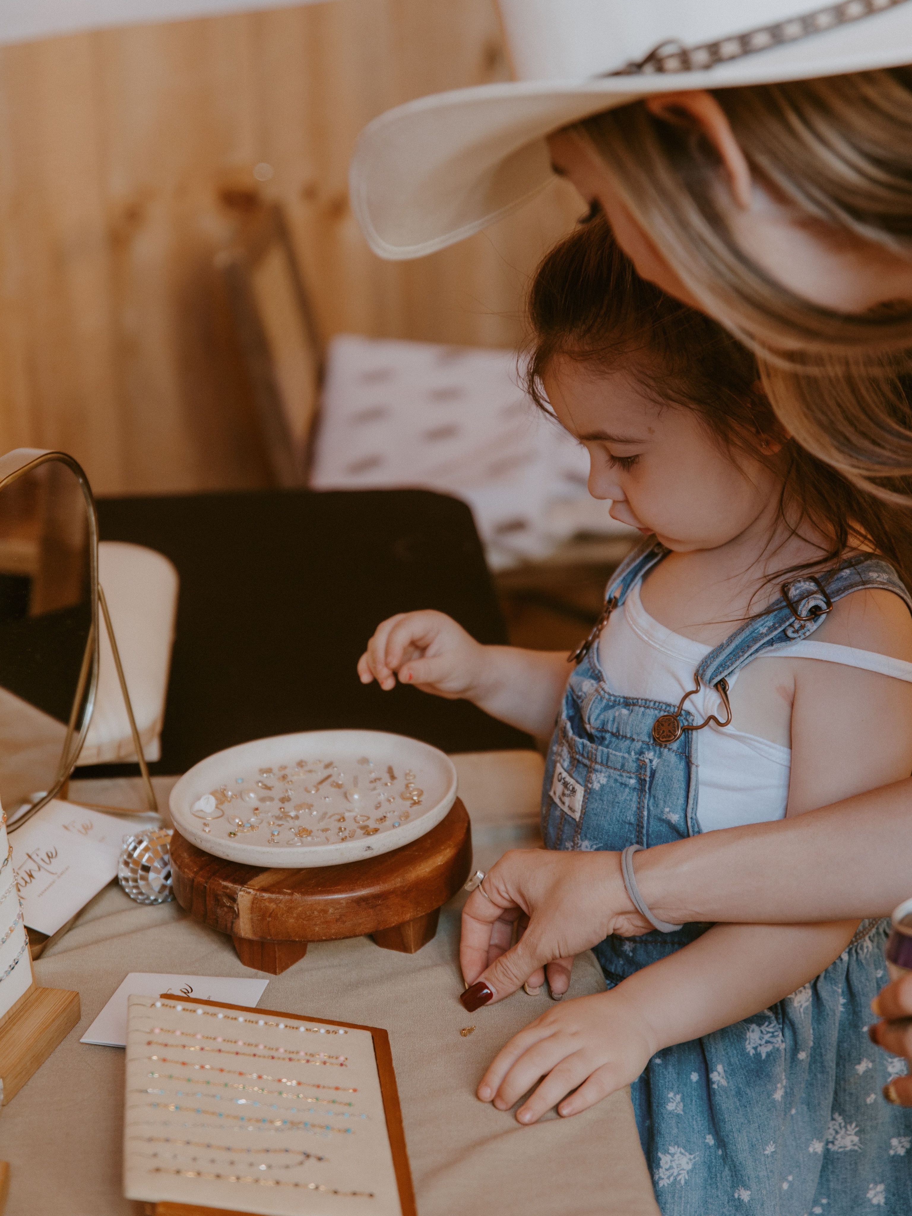 One of our favorite moments from the Barn Party. 🤠
It’s moments like these that remind us permanent jewelry is about so much more than what you wear, it’s about the memories you make. Thanks for making it such a fun day! ✨