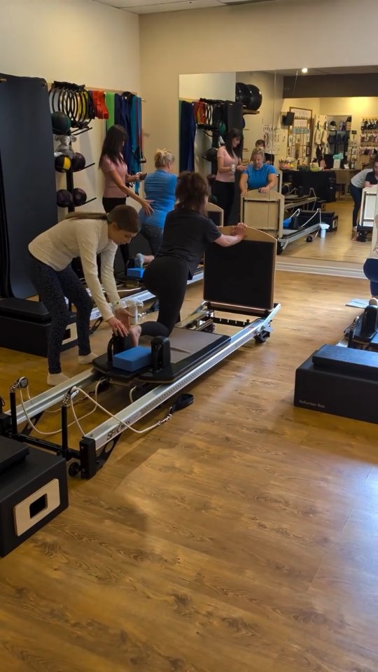 Que vous cherchiez à améliorer vos performances sportives, à récupérer d’une blessure ou simplement à améliorer votre bien-être général le Pilates offre une approche globale pour atteindre vos objectifs de santé et de remise en forme.
www.studiotoniquepilates.com
#pilatespourtous #pilateslaval #vieuxsterose #merrithew