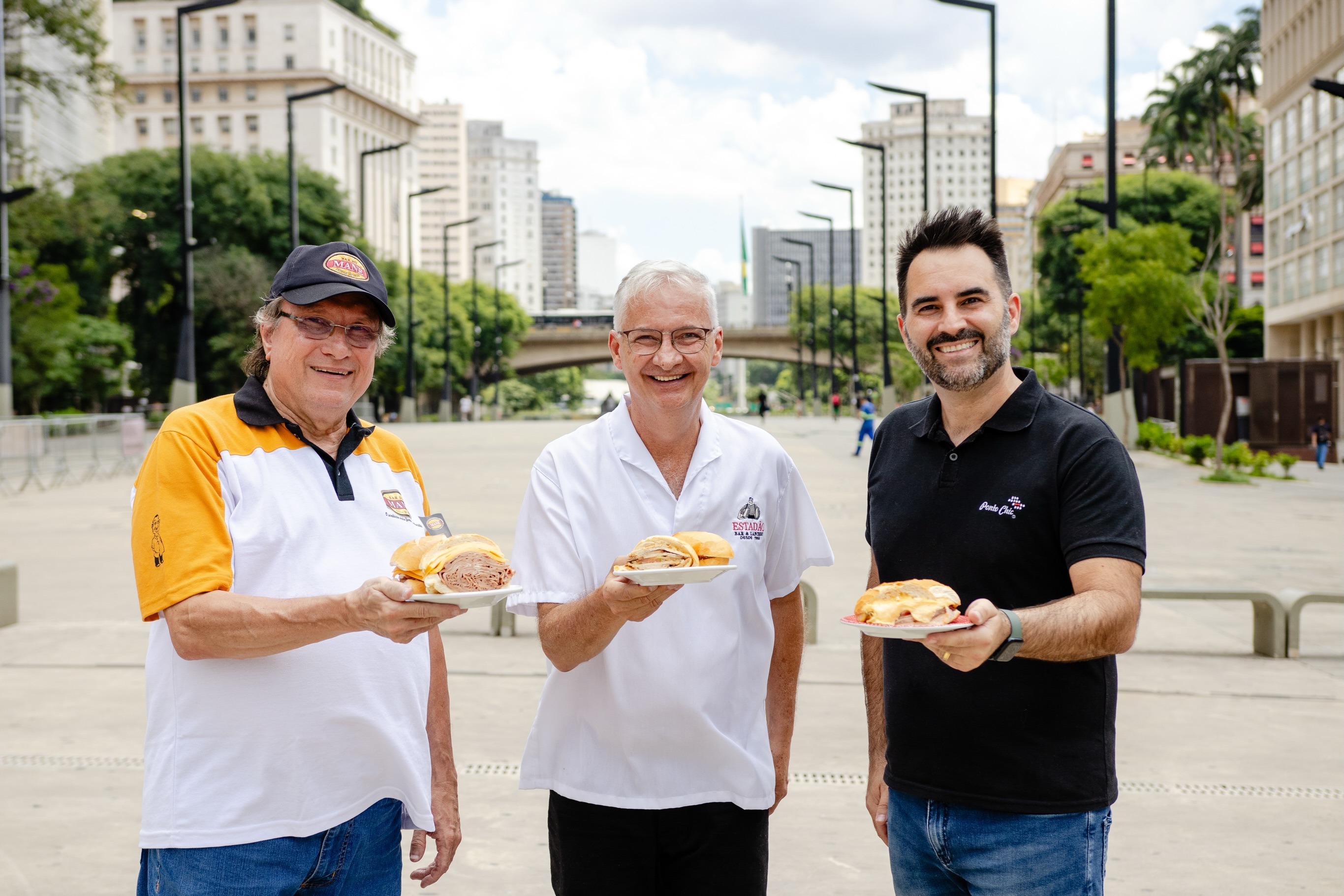 3 lanches clássicos que marcaram gerações e fazem parte da história de São Paulo❤️
Sabores que atravessam o tempo, conquistam novos fãs todos os dias e continuam sendo referência quando o assunto é tradição🥪
Agora queremos saber: qual deles é o seu favorito? 👀
Conta pra gente nos comentários!
#PontoChic #estadao #GastronomiaPaulistana #bardomané #SãoPaulo