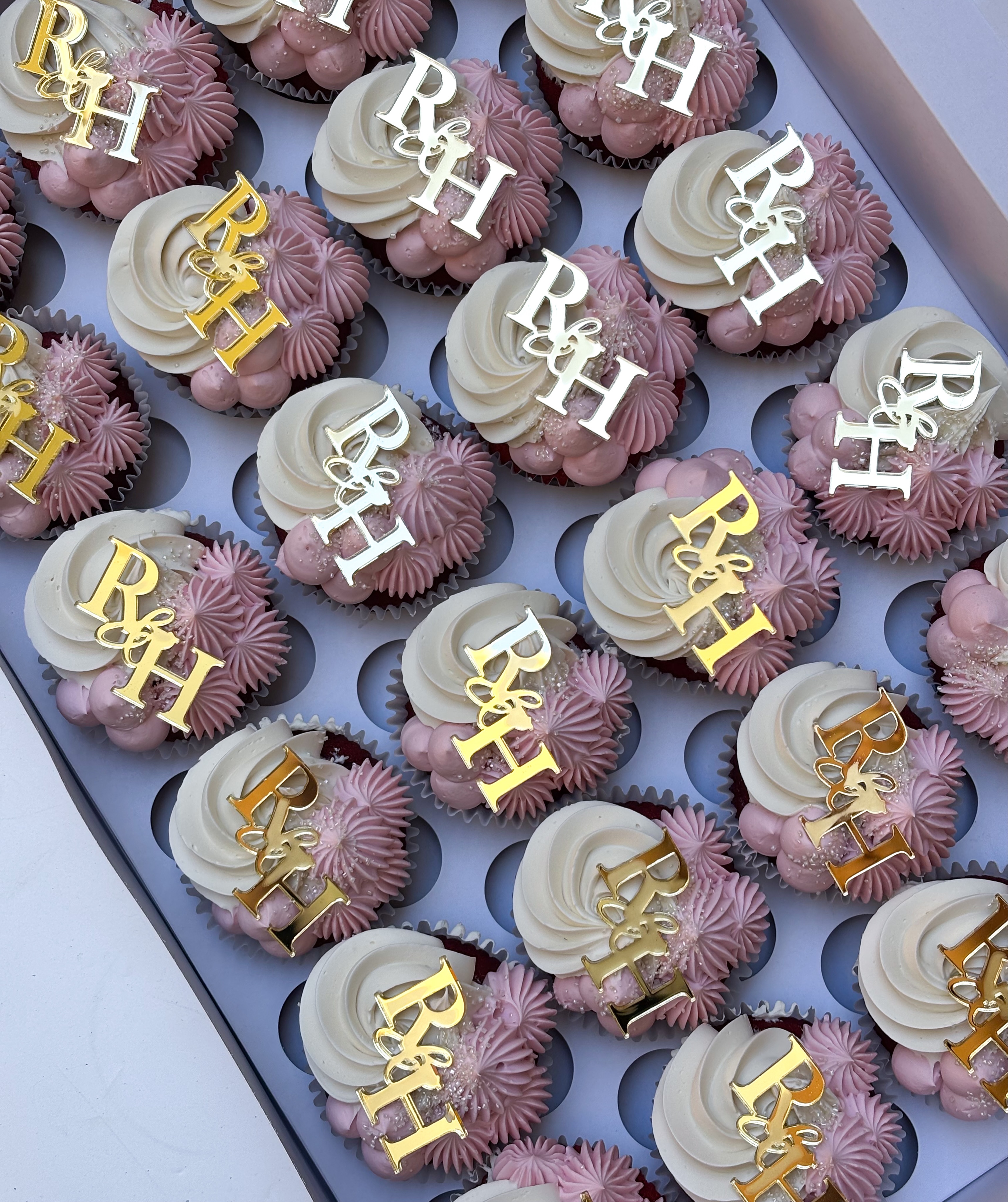 Wedding Cupcake Favours ✨
Initials Acrylic Charms @chaos_eventsau
#weddingfavours #weddingcupcakes #kaikaicakery #goldcoastwedding #weddingcupcakefavours