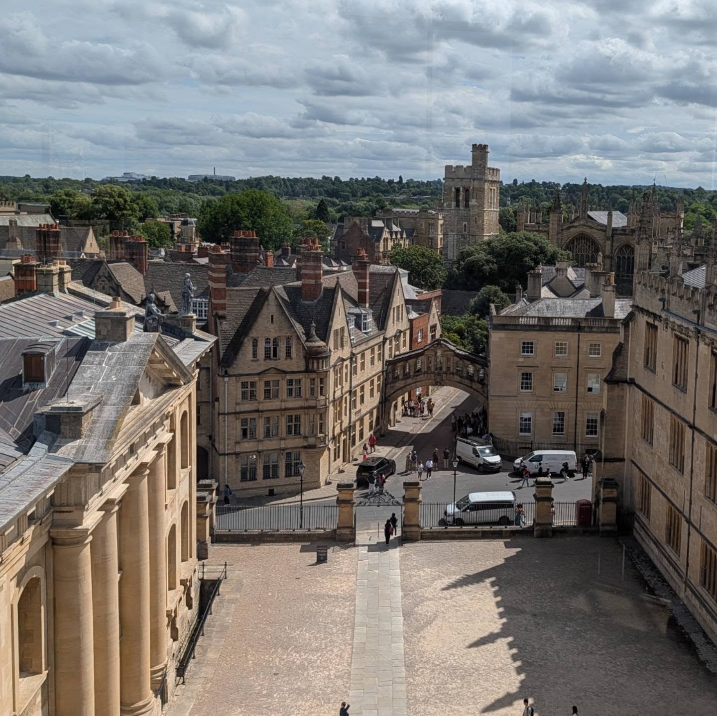 Lovely views from the top of @sheldoniantheatre today, where a range of visitor experiences can be arranged at such an iconic venue in Oxford
.
.
.
.
#sheldoniantheatre #oxford #christopherwren #globaldreamtravel #experienceoxfordshire